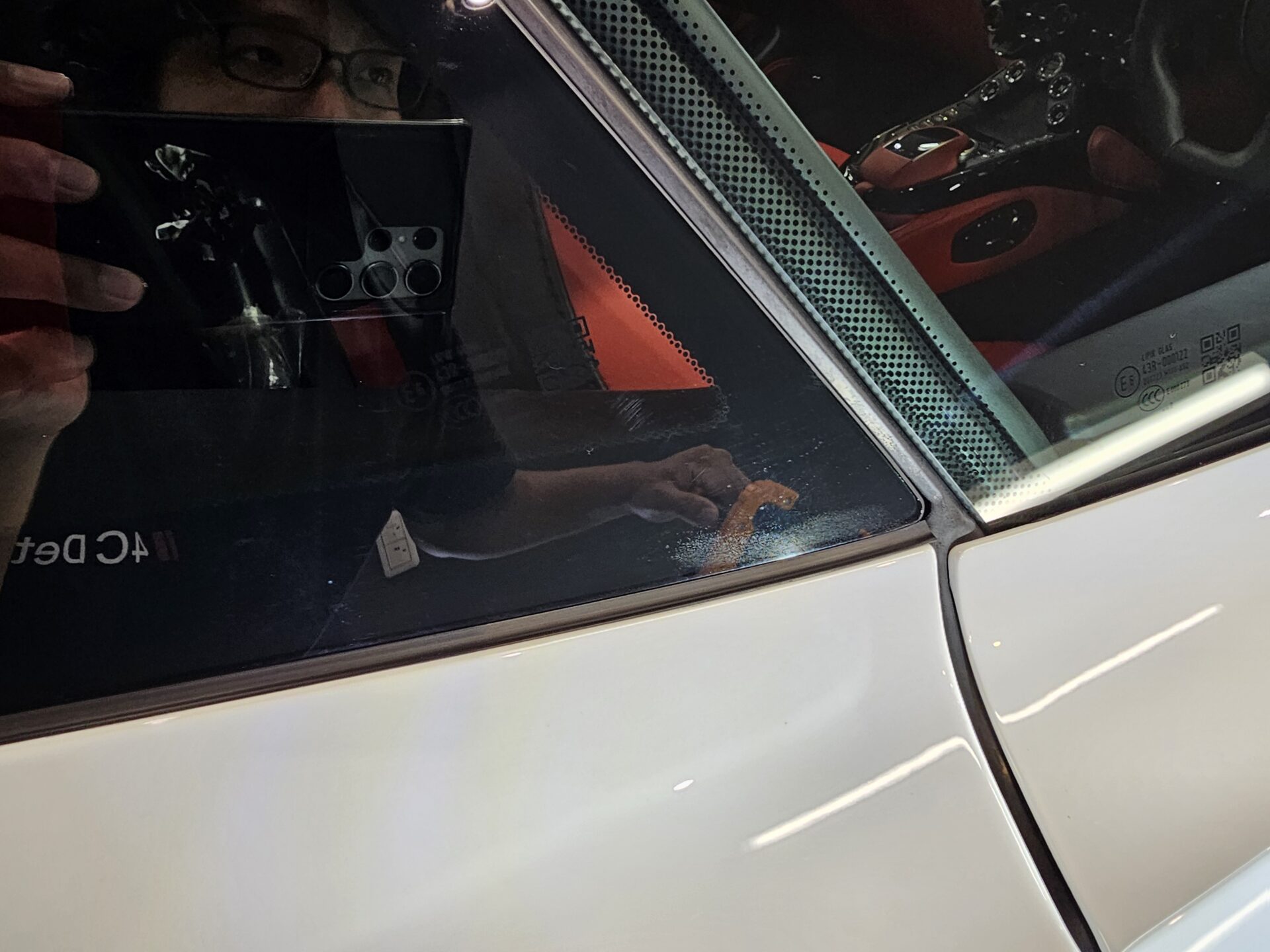 アストンマーチンヴァンテージ 窓ガラス付着物