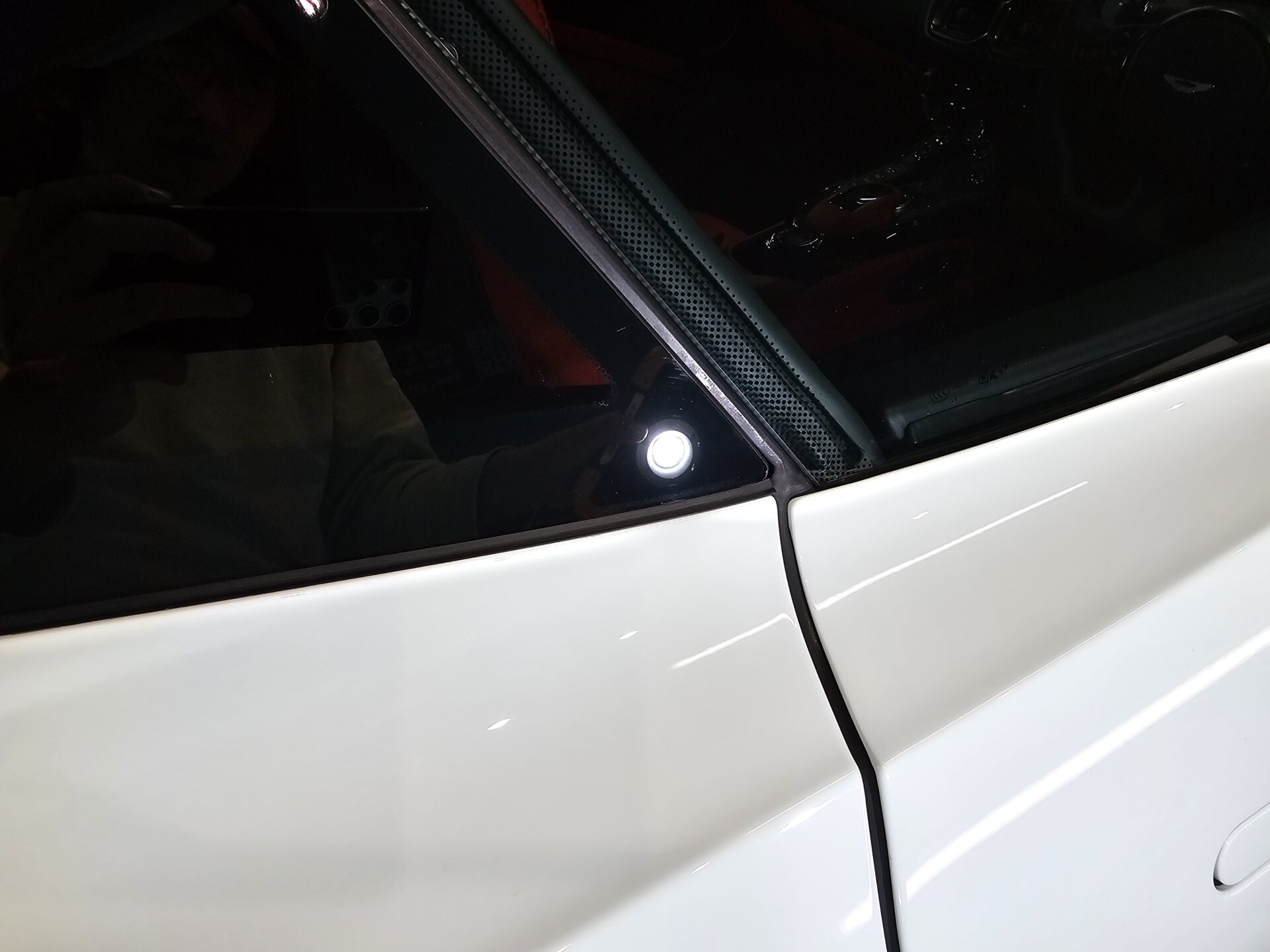 アストンマーチンヴァンテージ 窓ガラス付着物除去