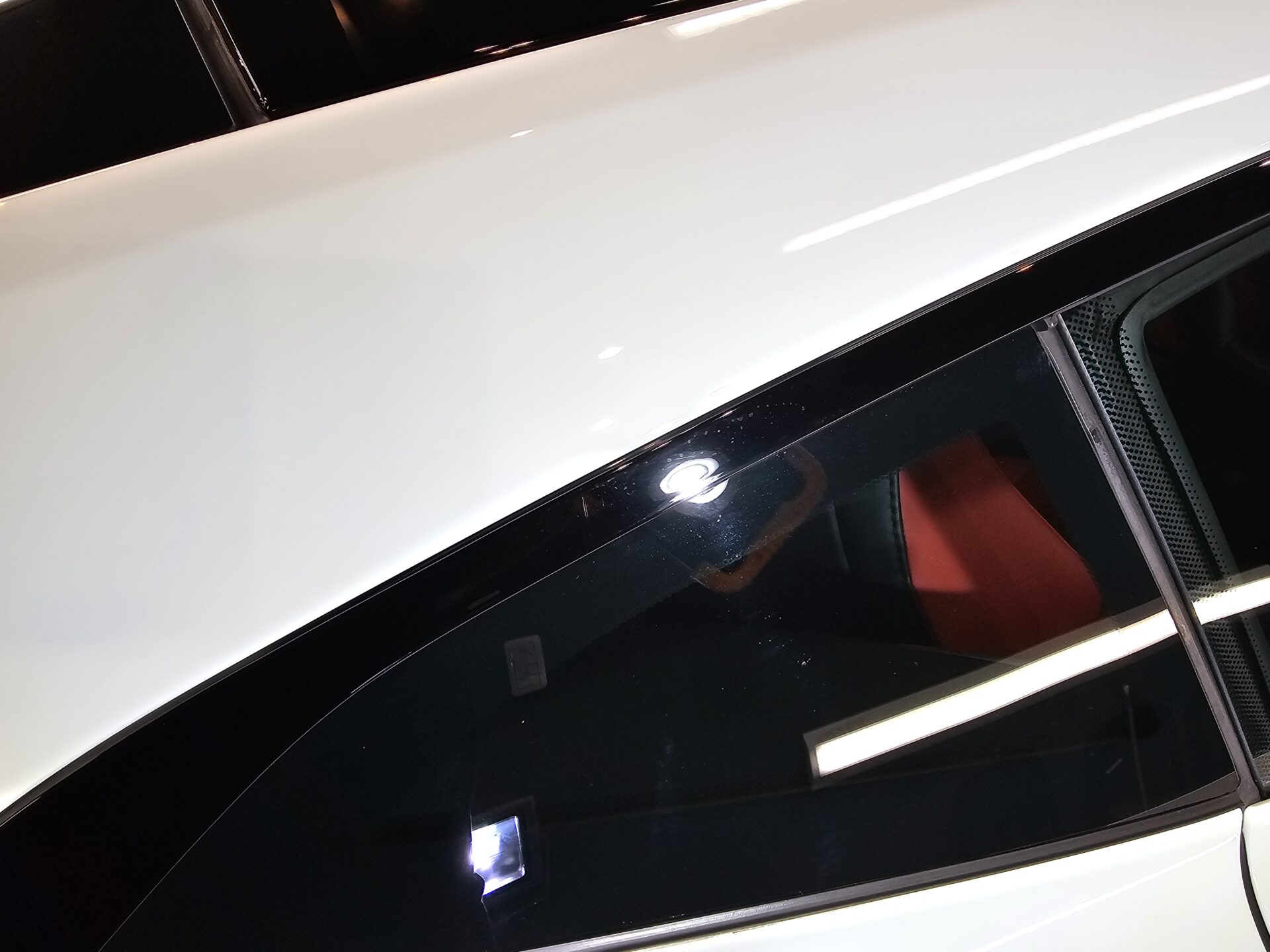 アストンマーチンヴァンテージ 窓枠モールダメージ