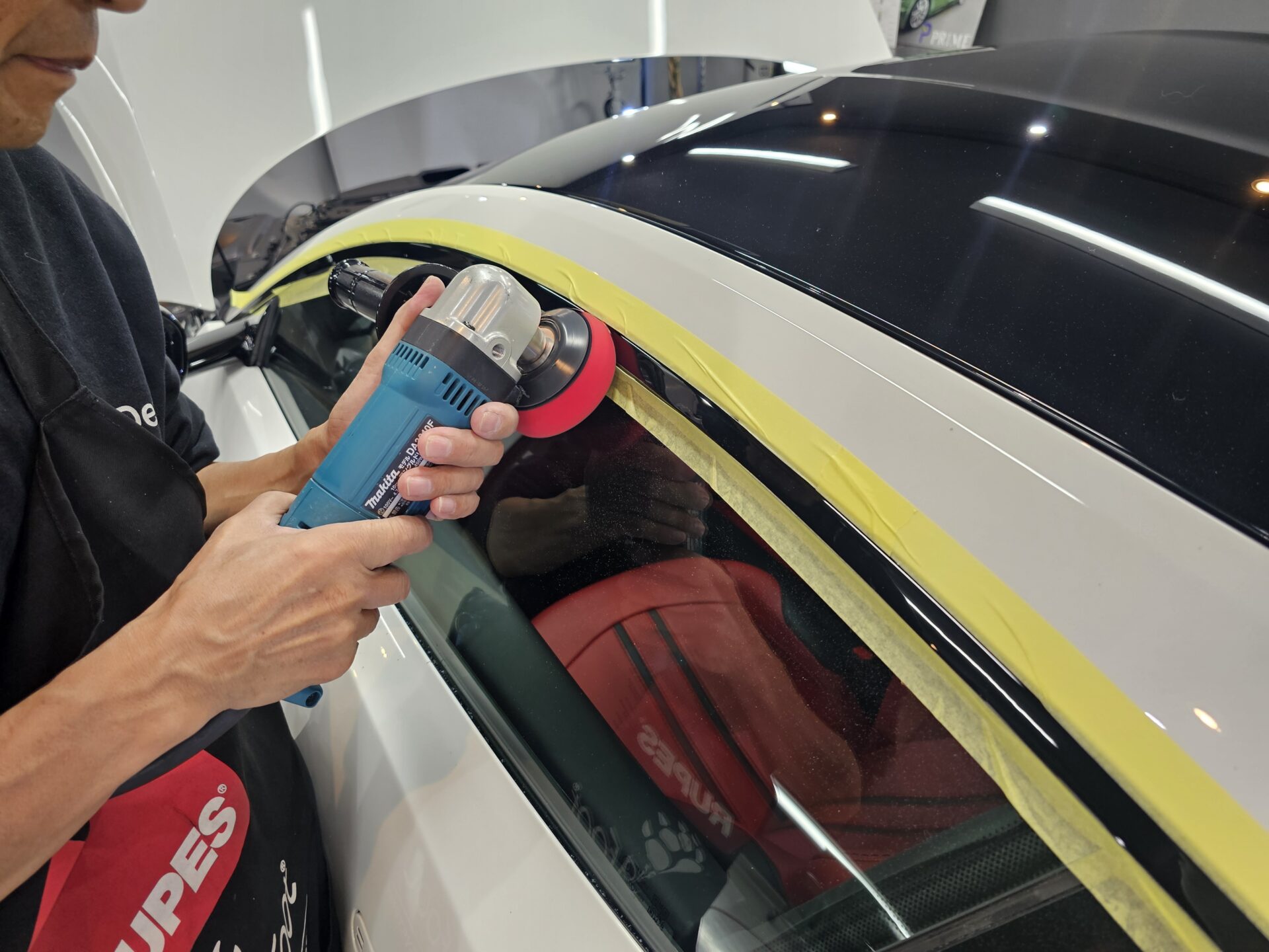 アストンマーチンヴァンテージ 窓枠モール磨き