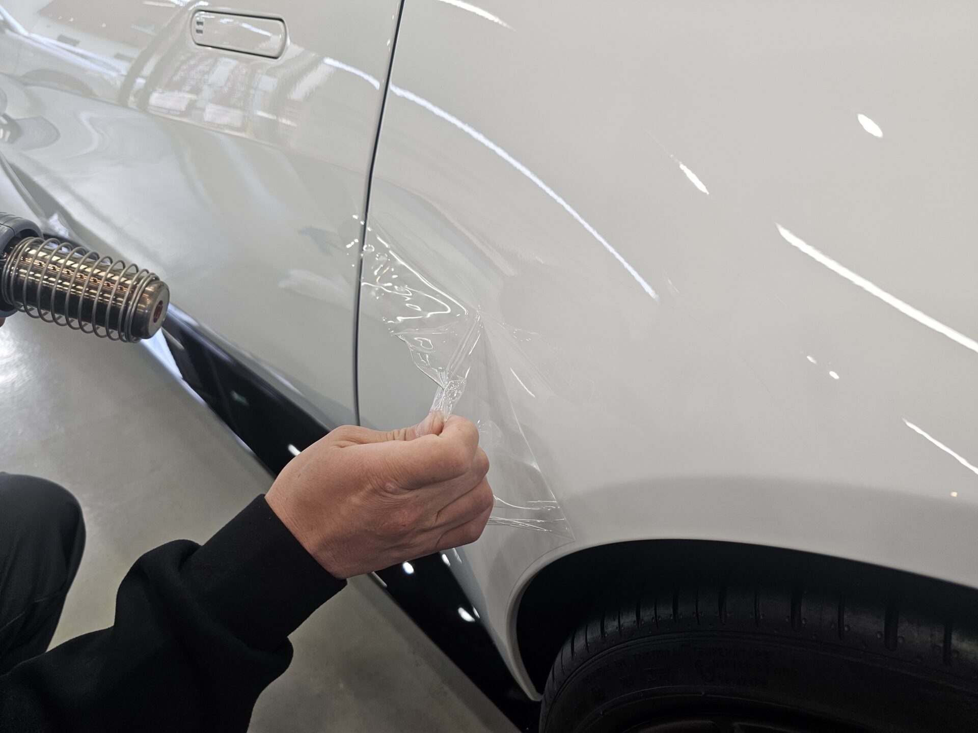 アストンマーチンヴァンテージ 純正ストーンガード剥がし