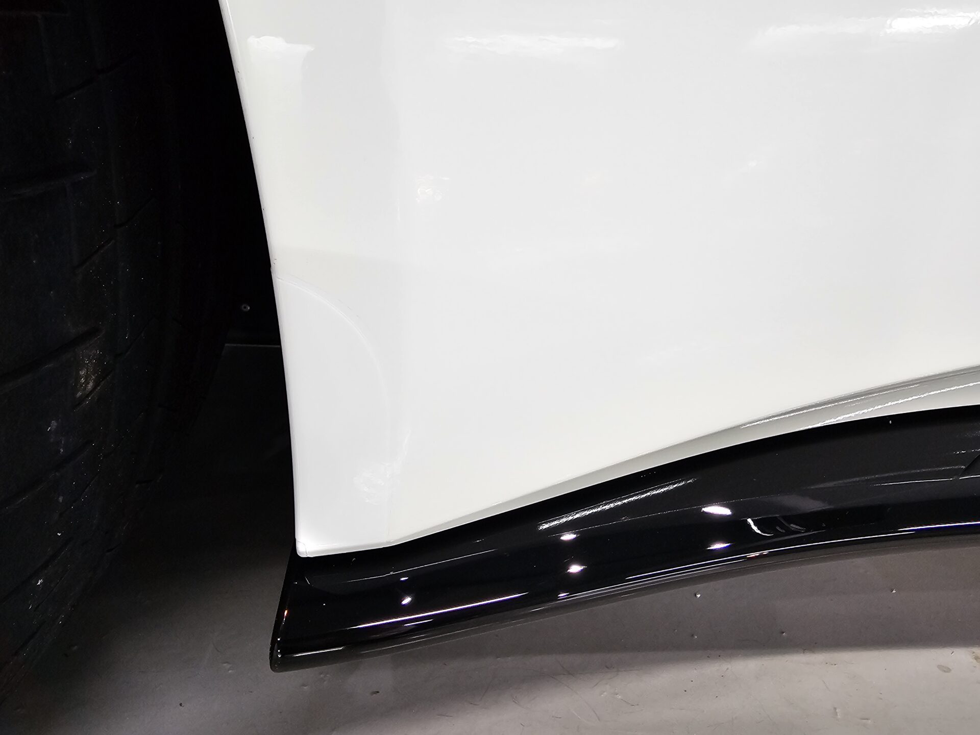 アストンマーチンヴァンテージ 純正ストーンガード貼り換え