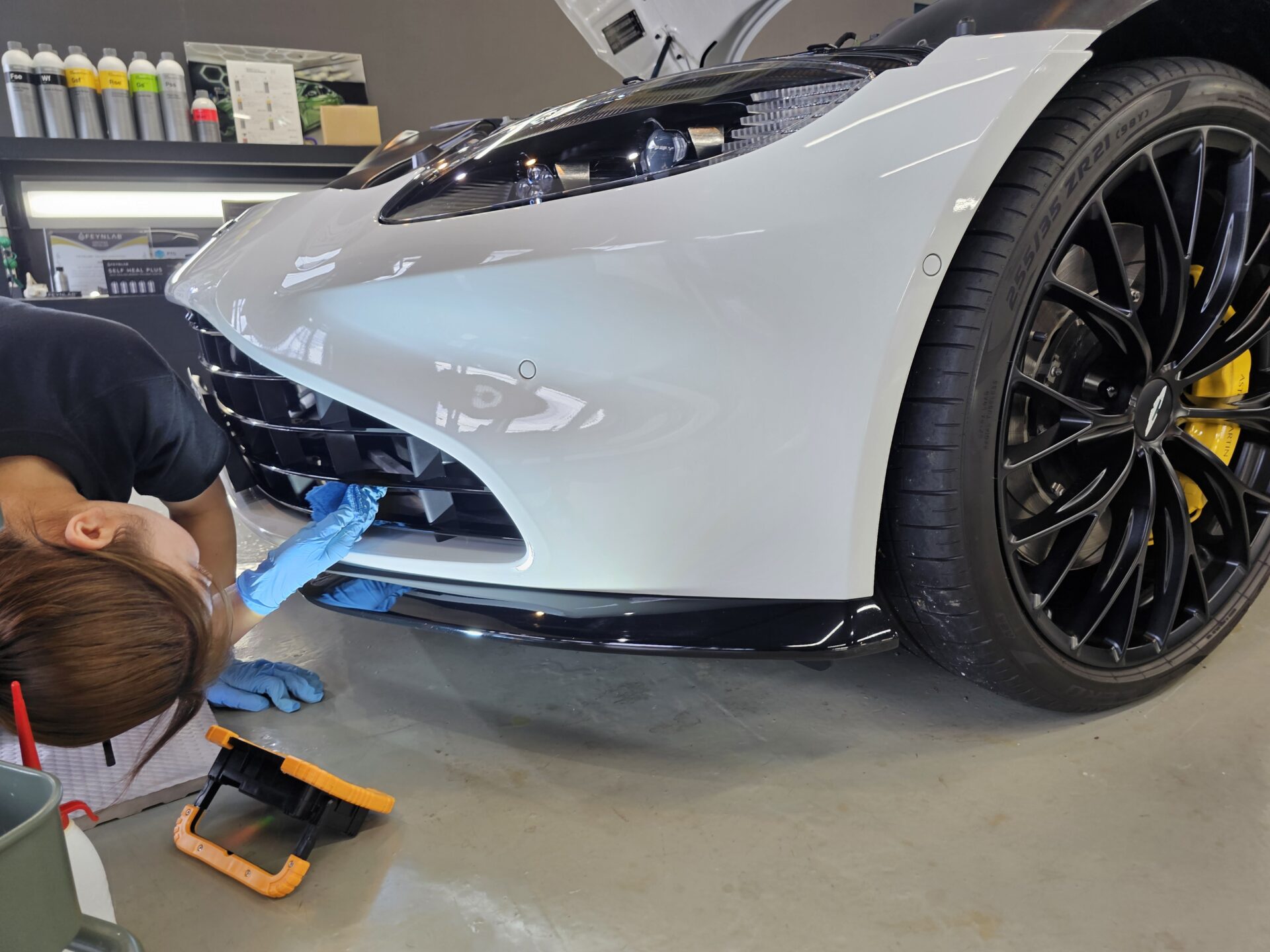 アストンマーチンヴァンテージ 細部クリーニング