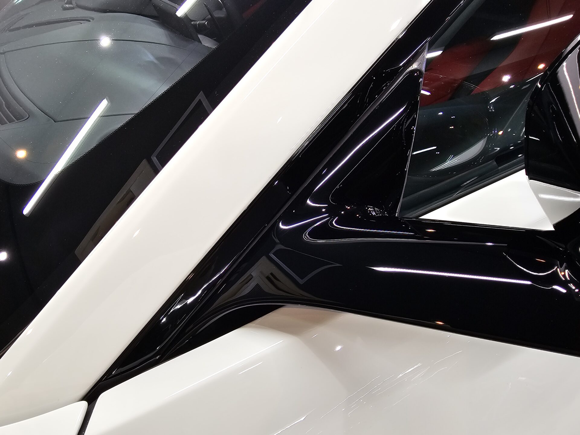 アストンマーチンヴァンテージ 細部シミ薄傷除去