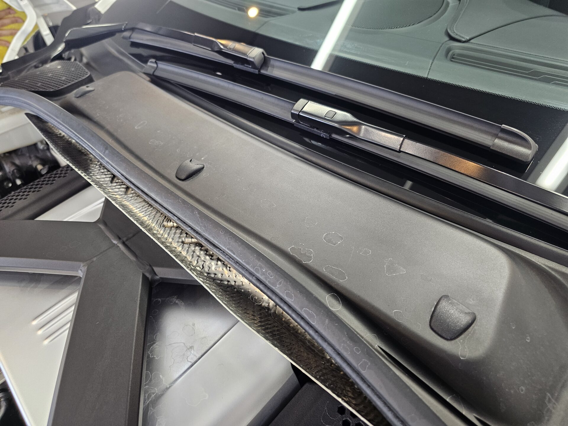 アストンマーチンヴァンテージ 開口部シミ