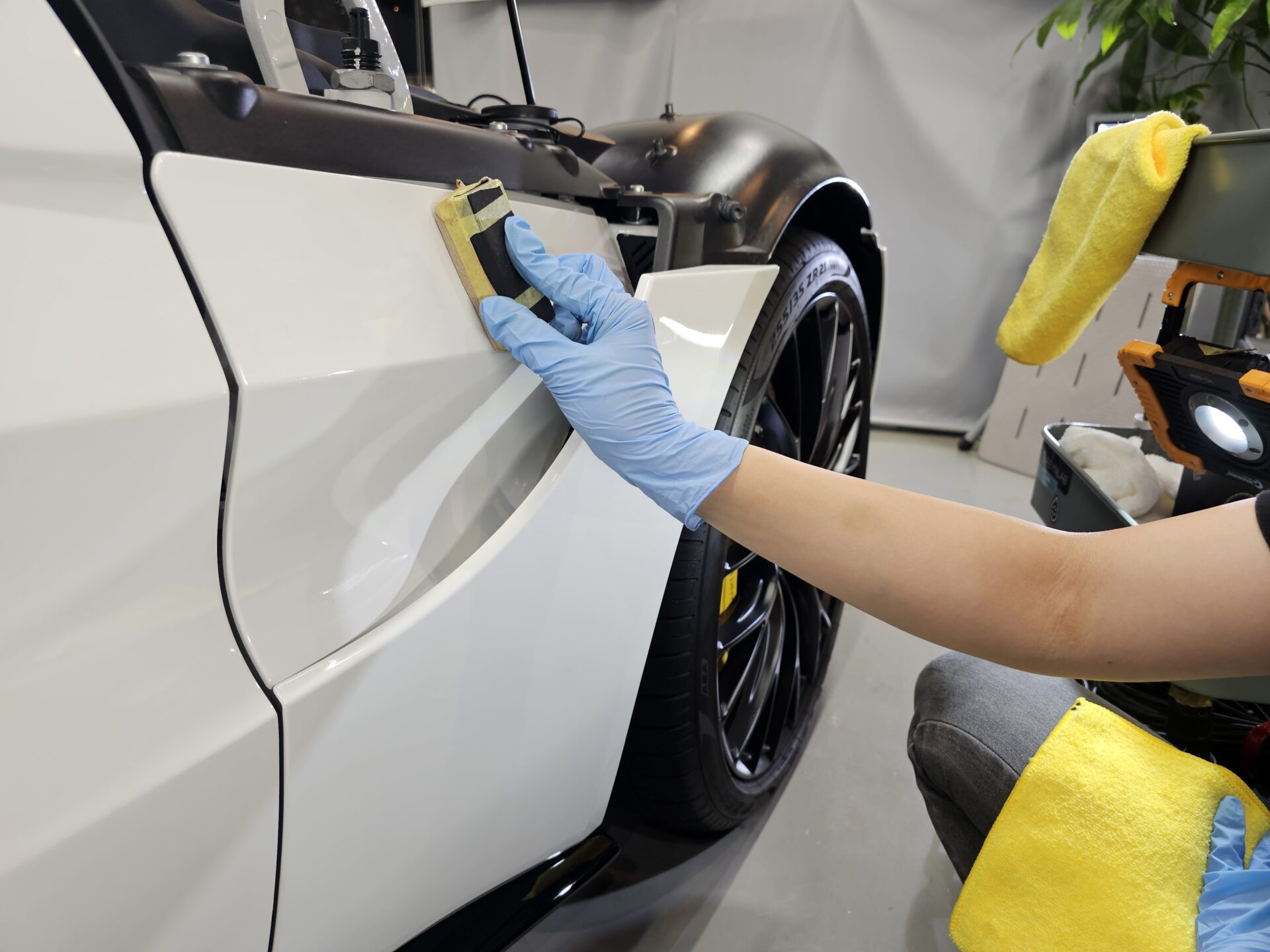 アストンマーチンヴァンテージ 開口部分も丁寧にコーティング