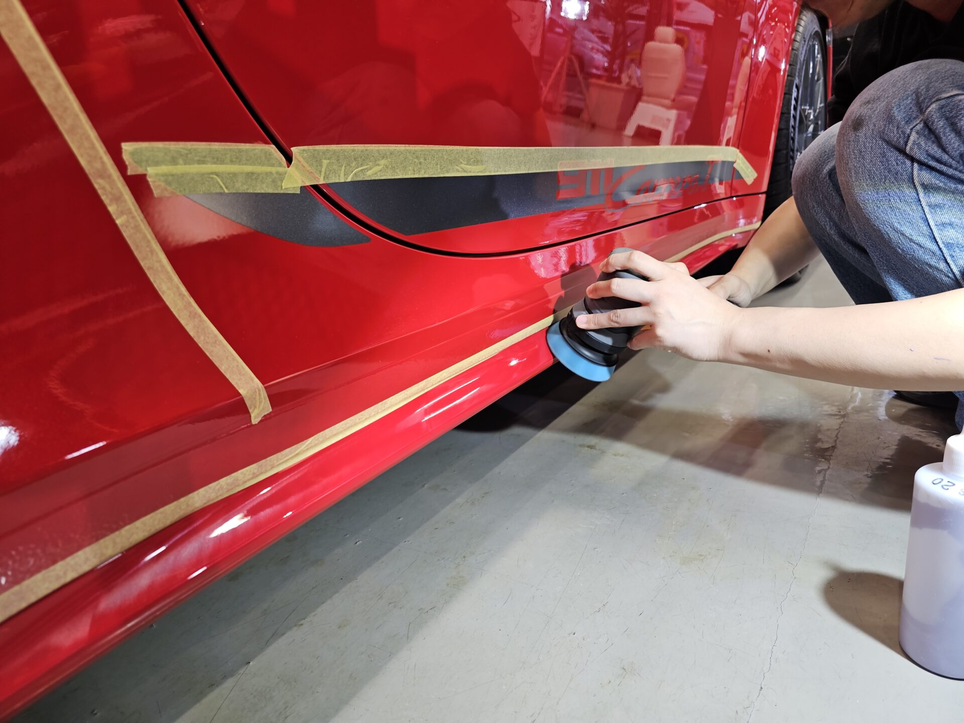 ポルシェ911カレラT 992.2 新車 サイドスカート磨き