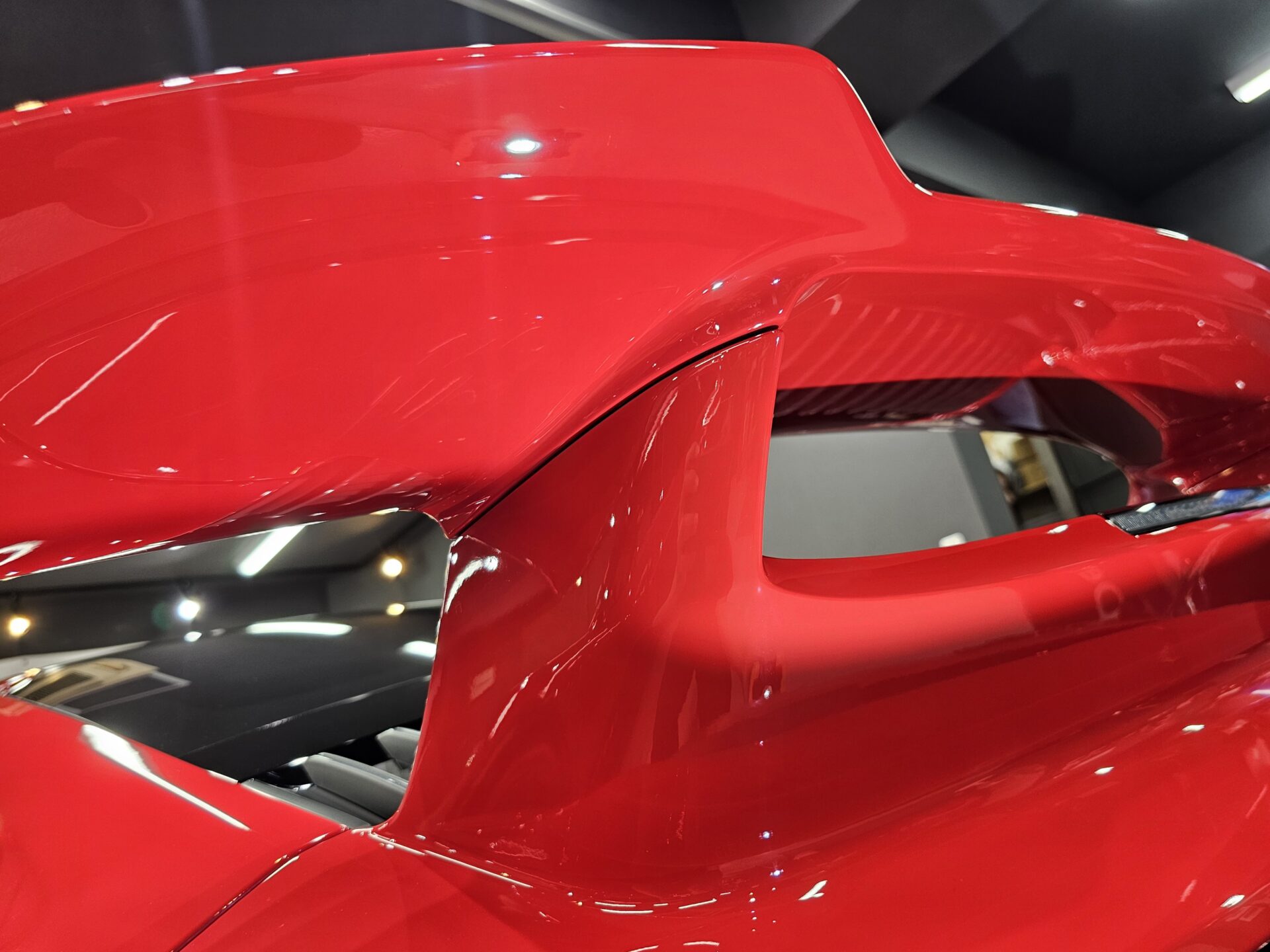 ポルシェ911カレラT 992.2 新車 スポイラー裏バフ目除去