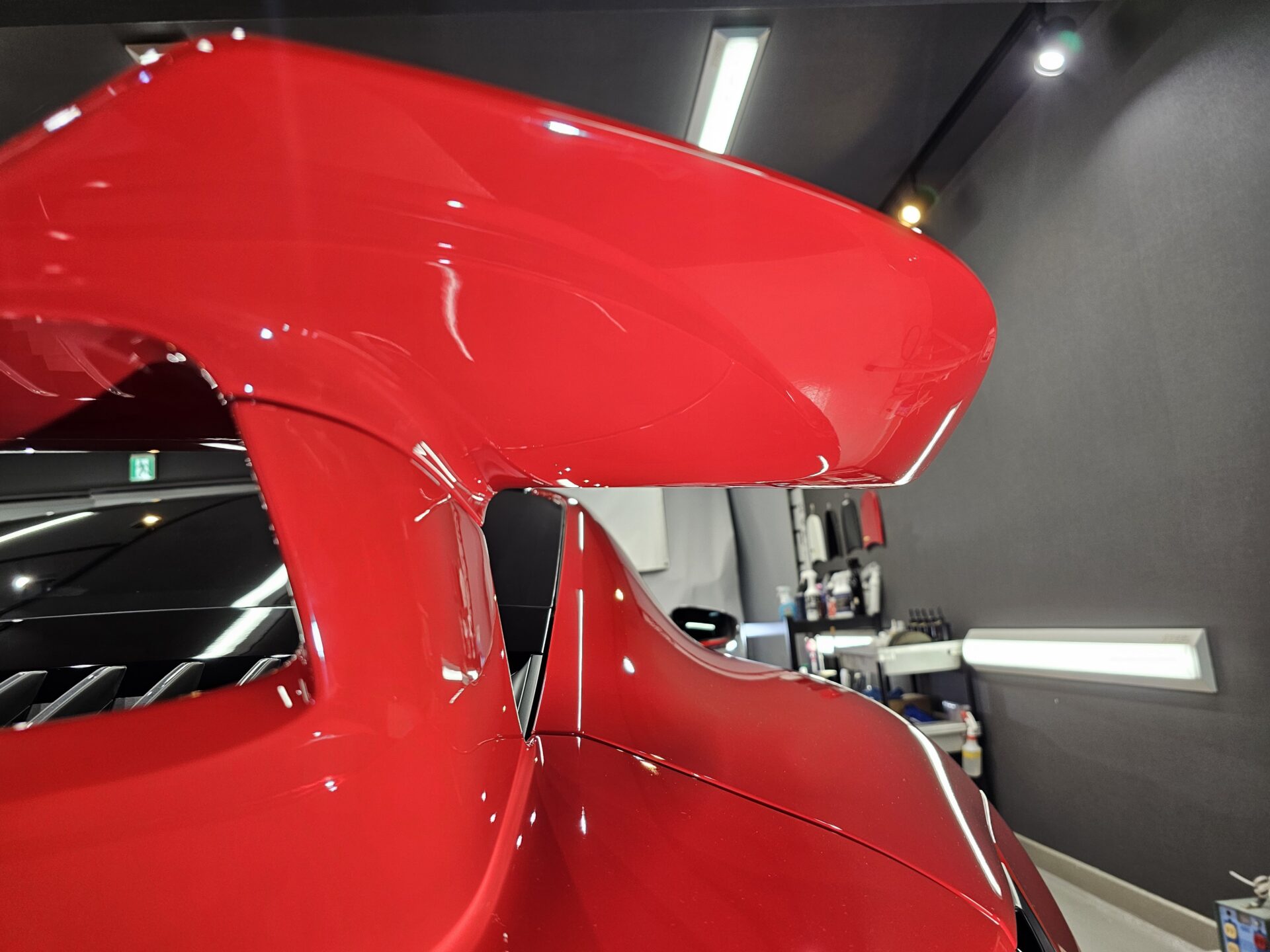 ポルシェ911カレラT 992.2 新車 スポイラー裏磨き傷除去