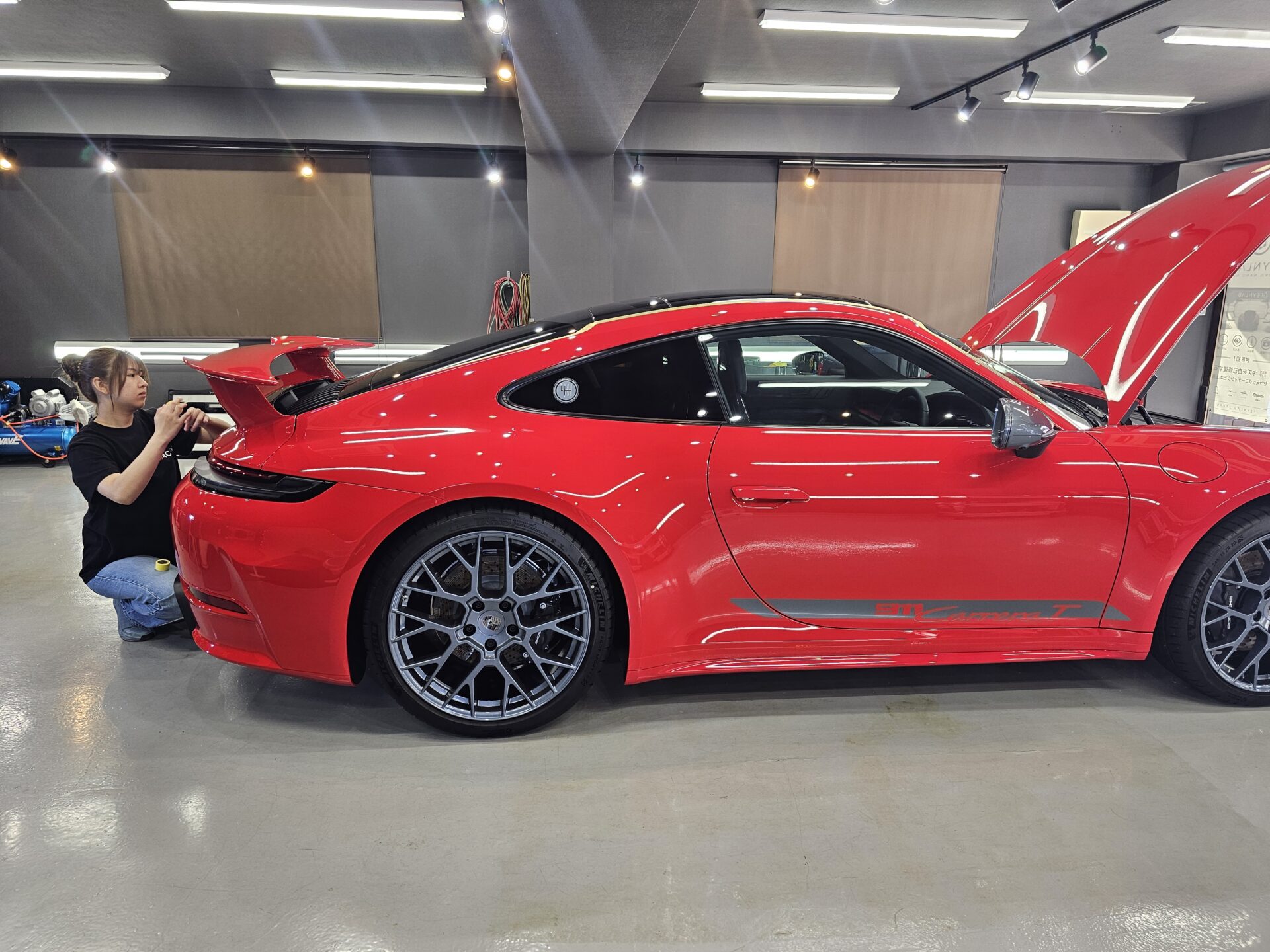 ポルシェ911カレラT 992.2 新車 マスキングテープ作業