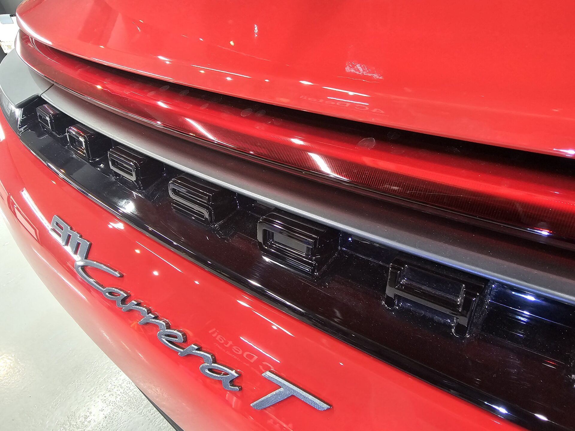 ポルシェ911カレラT 992.2 新車 リアエンブレムピアノブラックパーツシミ