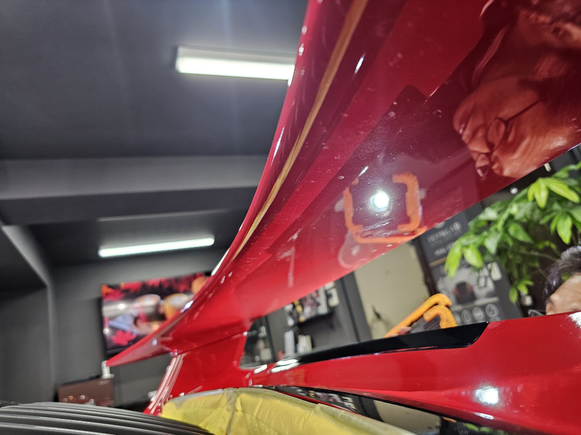 ポルシェ911カレラT 992.2 新車 リアスポイラー裏シミ