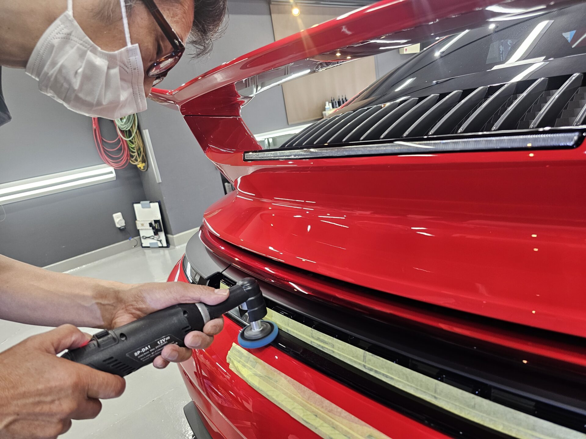 ポルシェ911カレラT 992.2 新車 細部ミニポリッシャー磨き