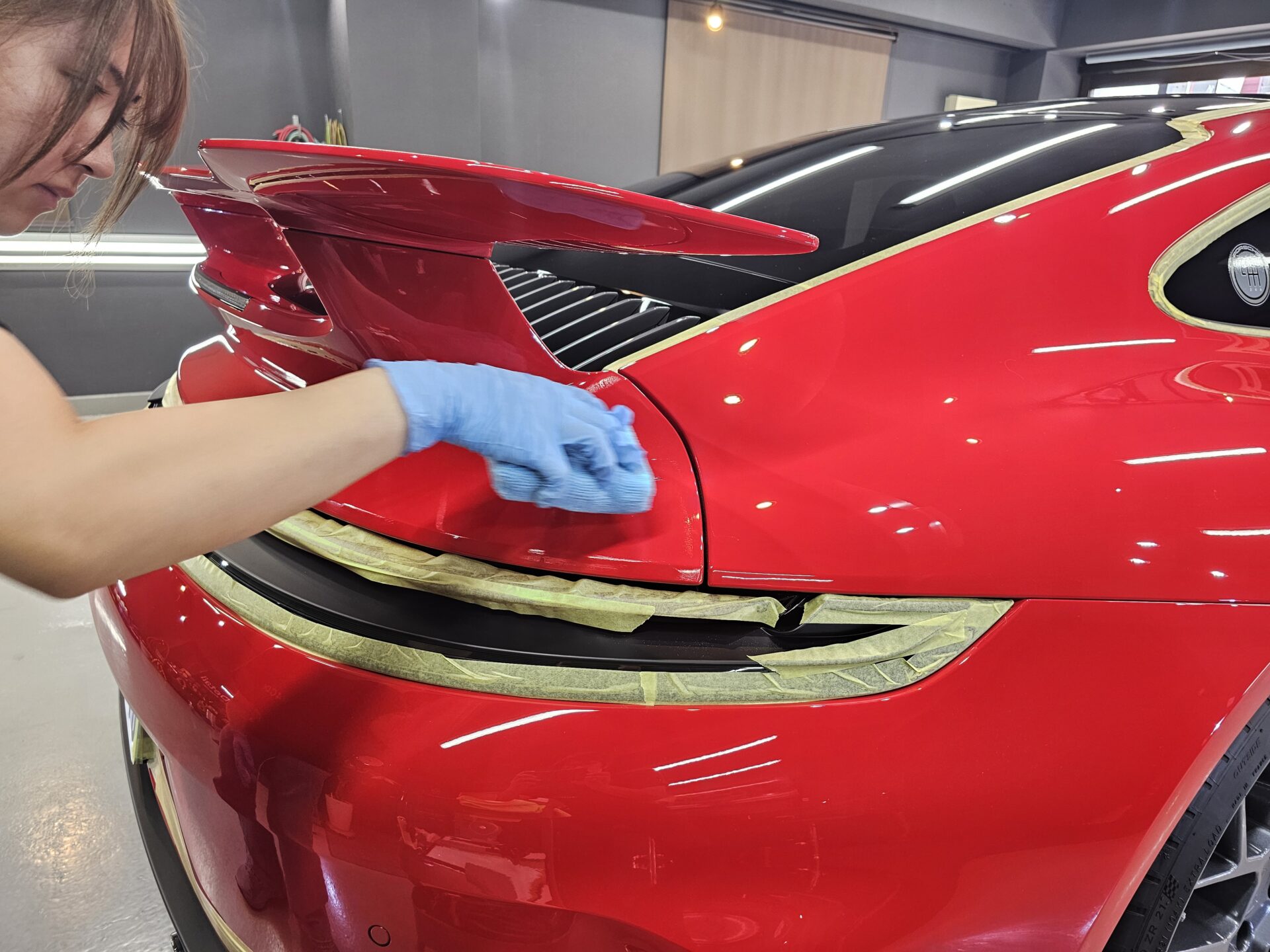 ポルシェ911カレラT 992.2 新車 自己修復機能付きセラミックコーティング施工風景