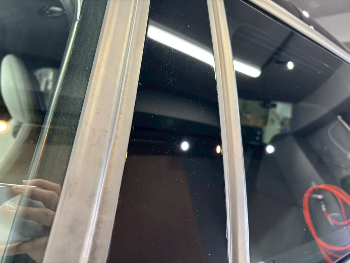 ミニクーパーBピラー付着物