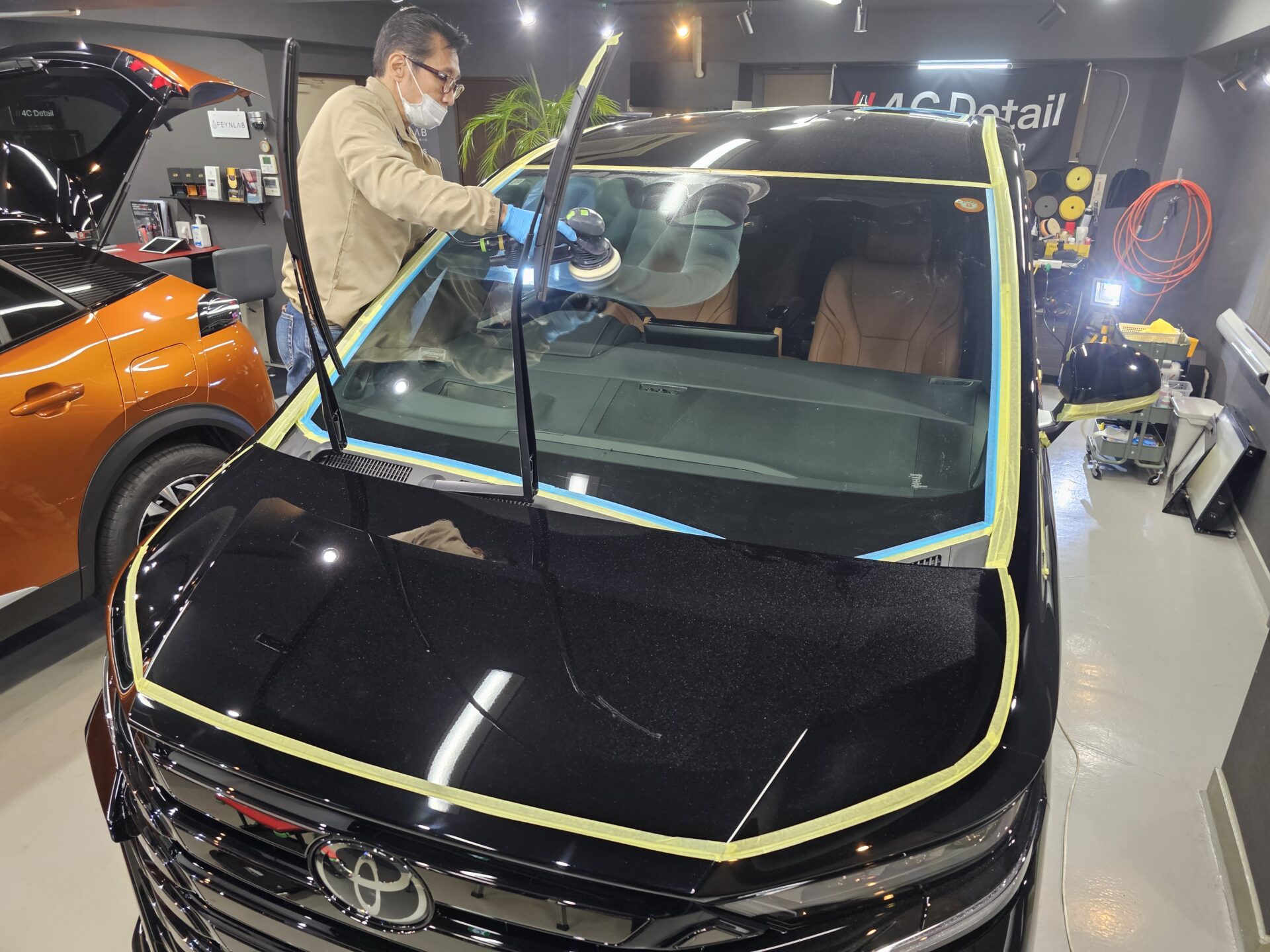 トヨタヴェルファイア40系 窓ガラス磨き下地処理