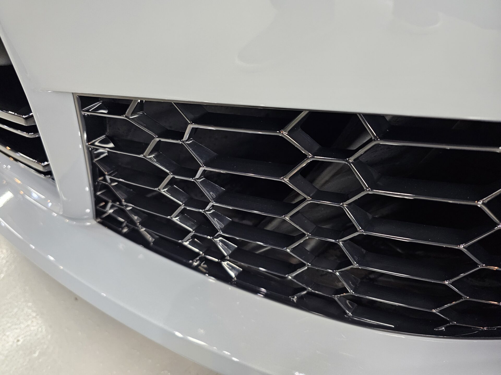 BMW M4(G82)individualブルックリングレー グリルクリーニング後