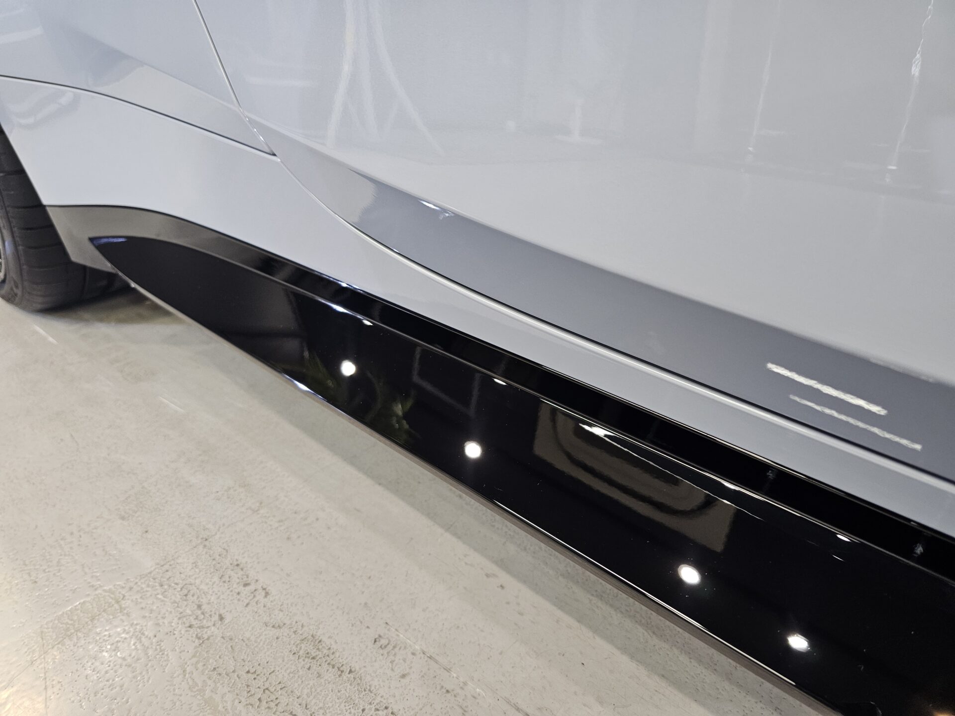 BMW M4(G82)individualブルックリングレー サイドスカートシミ除去