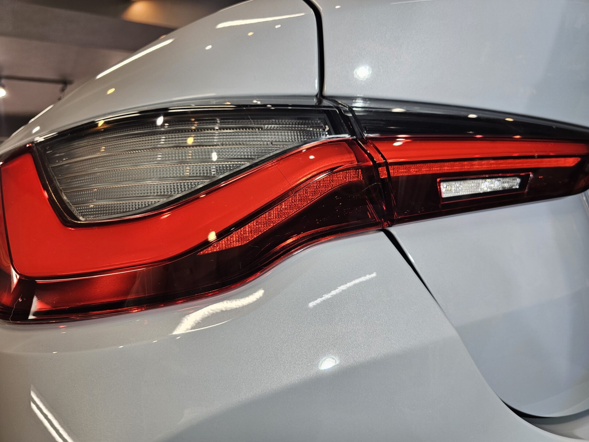 BMW M4(G82)individualブルックリングレー テールライトシミ除去