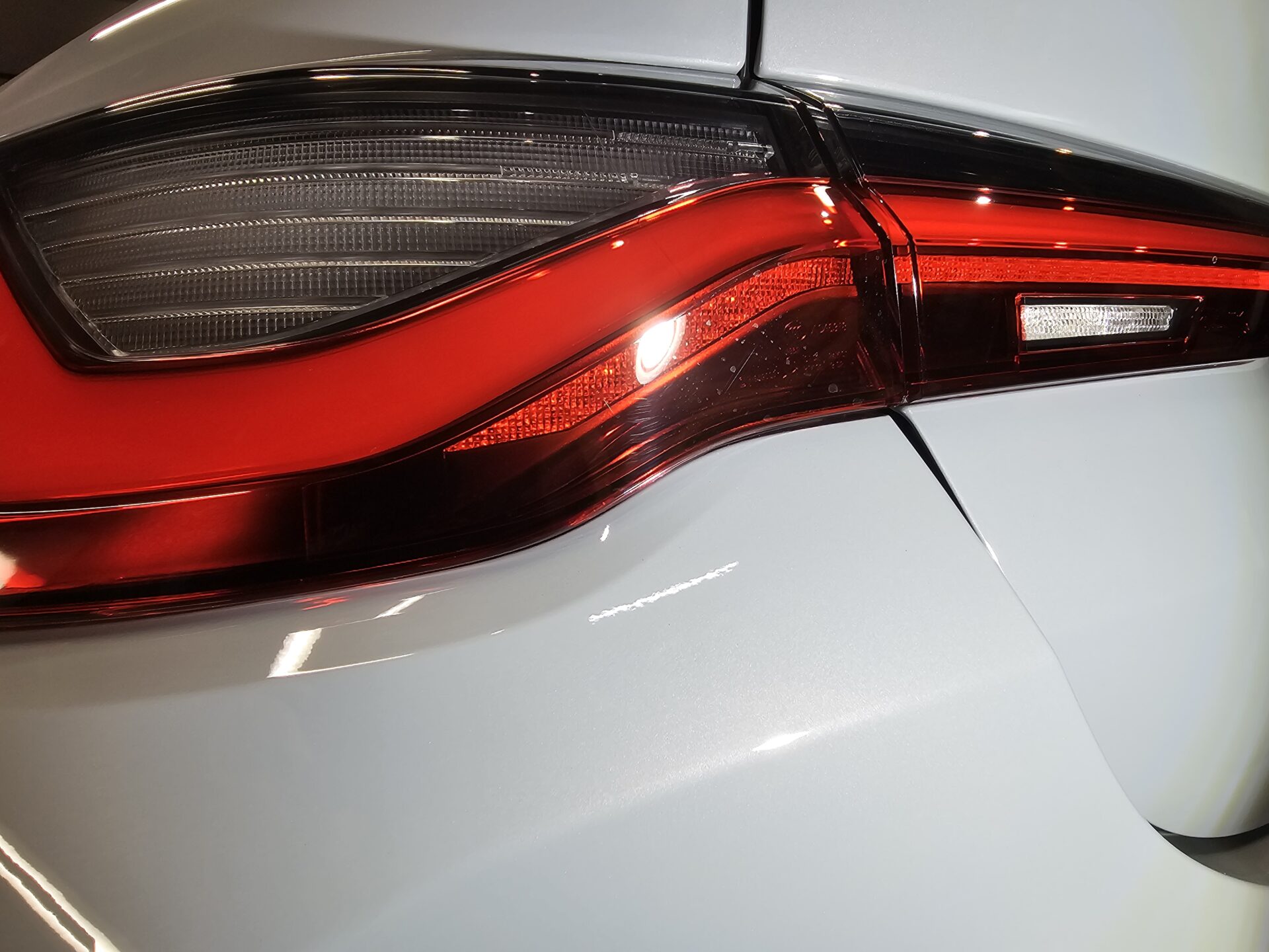 BMW M4(G82)individualブルックリングレー テールライト薄シミ