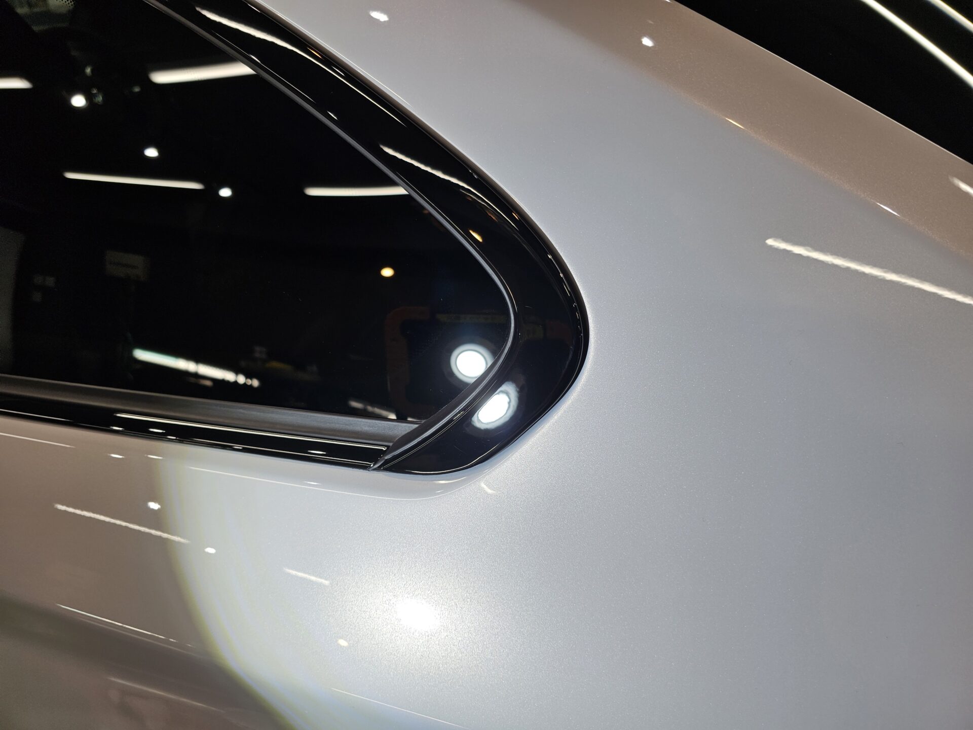 BMW M2CS(F87) モール薄傷除去