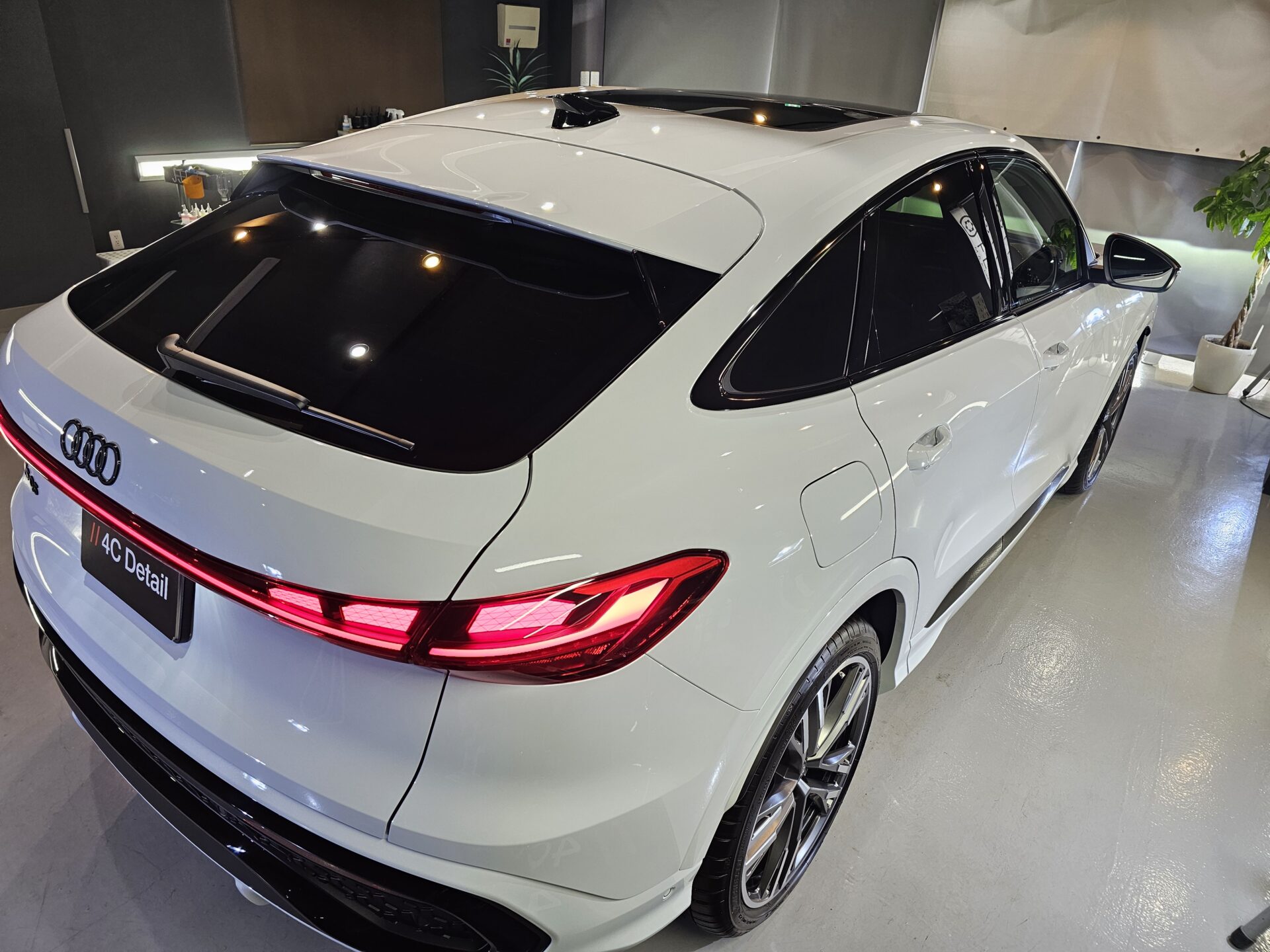 アウディSQ5スポーツバック(GU)新車 GTECHNIQクリスタルセラムブラックセラミックコーティング