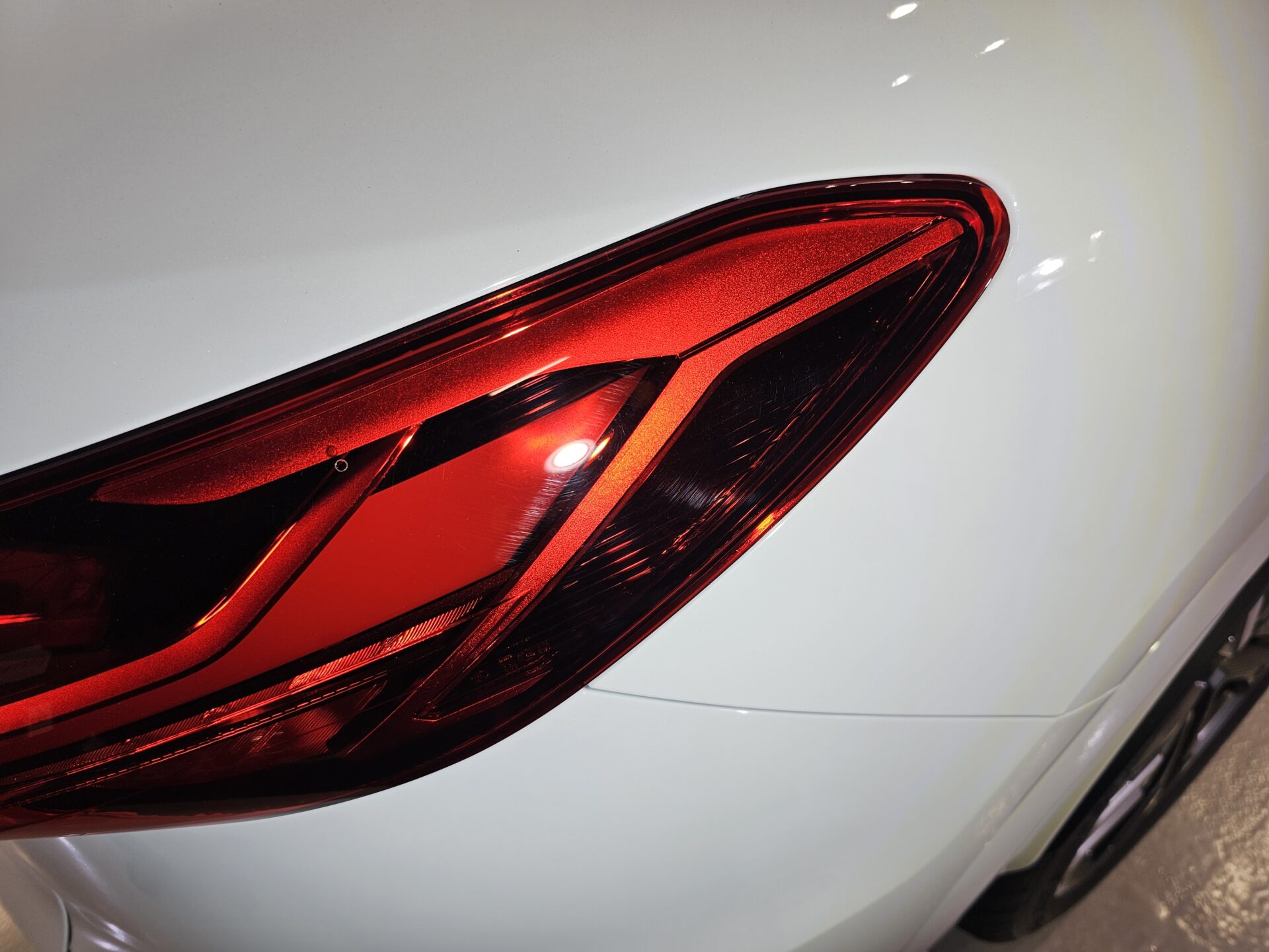 アウディSQ5スポーツバック(GU)新車 テールレンズ薄傷