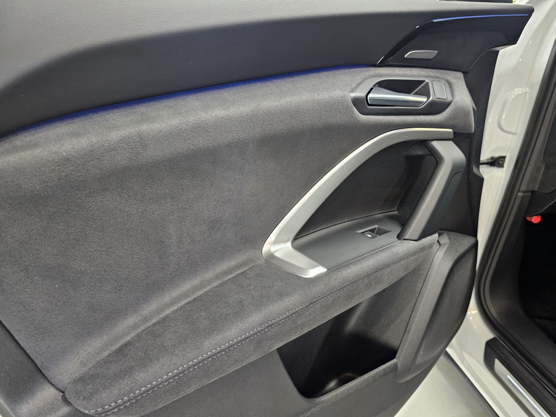 アウディSQ5スポーツバック(GU)新車 ドアトリムレザーコーティング