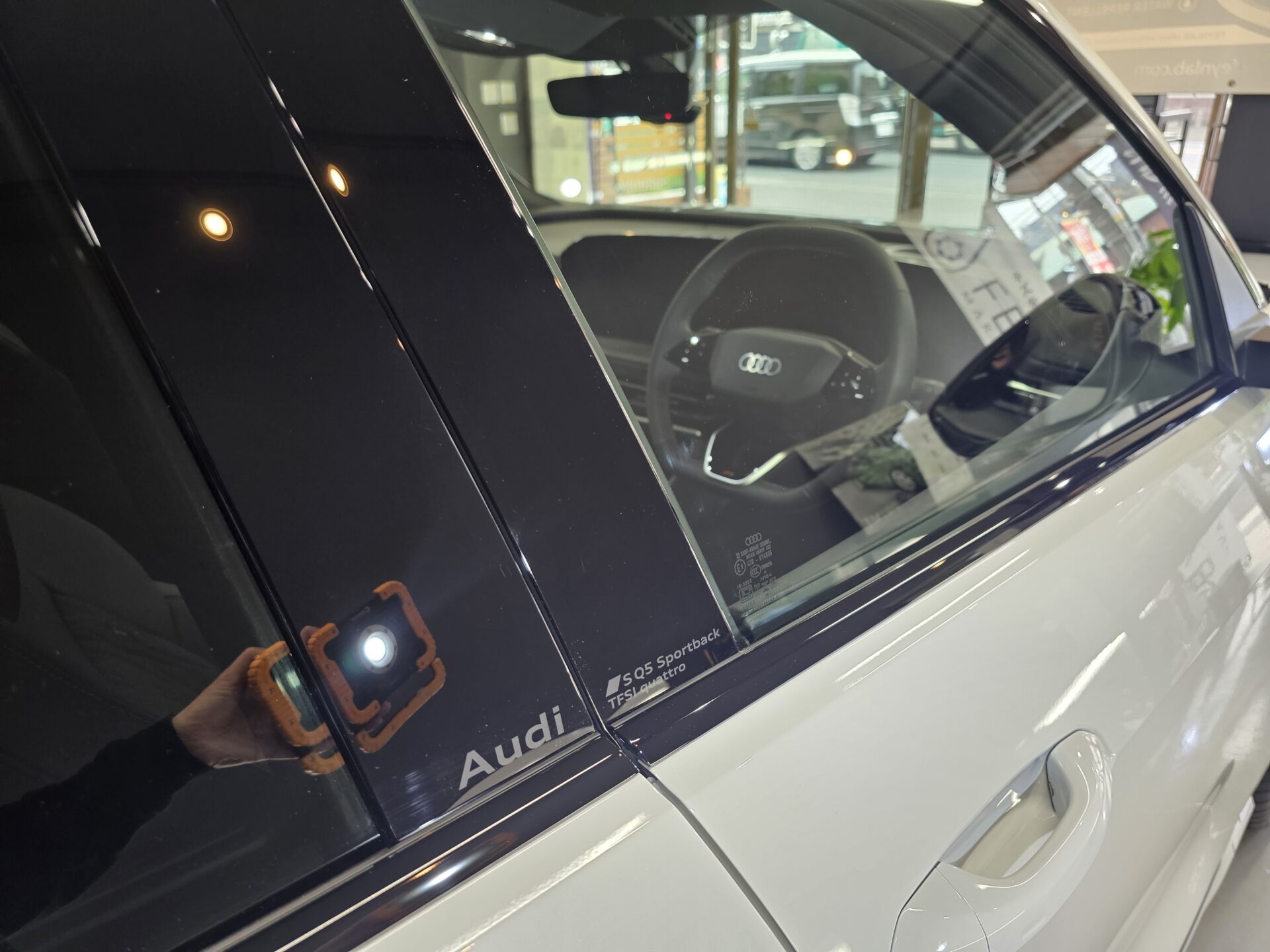 アウディSQ5スポーツバック(GU)新車 ピラー薄傷除去