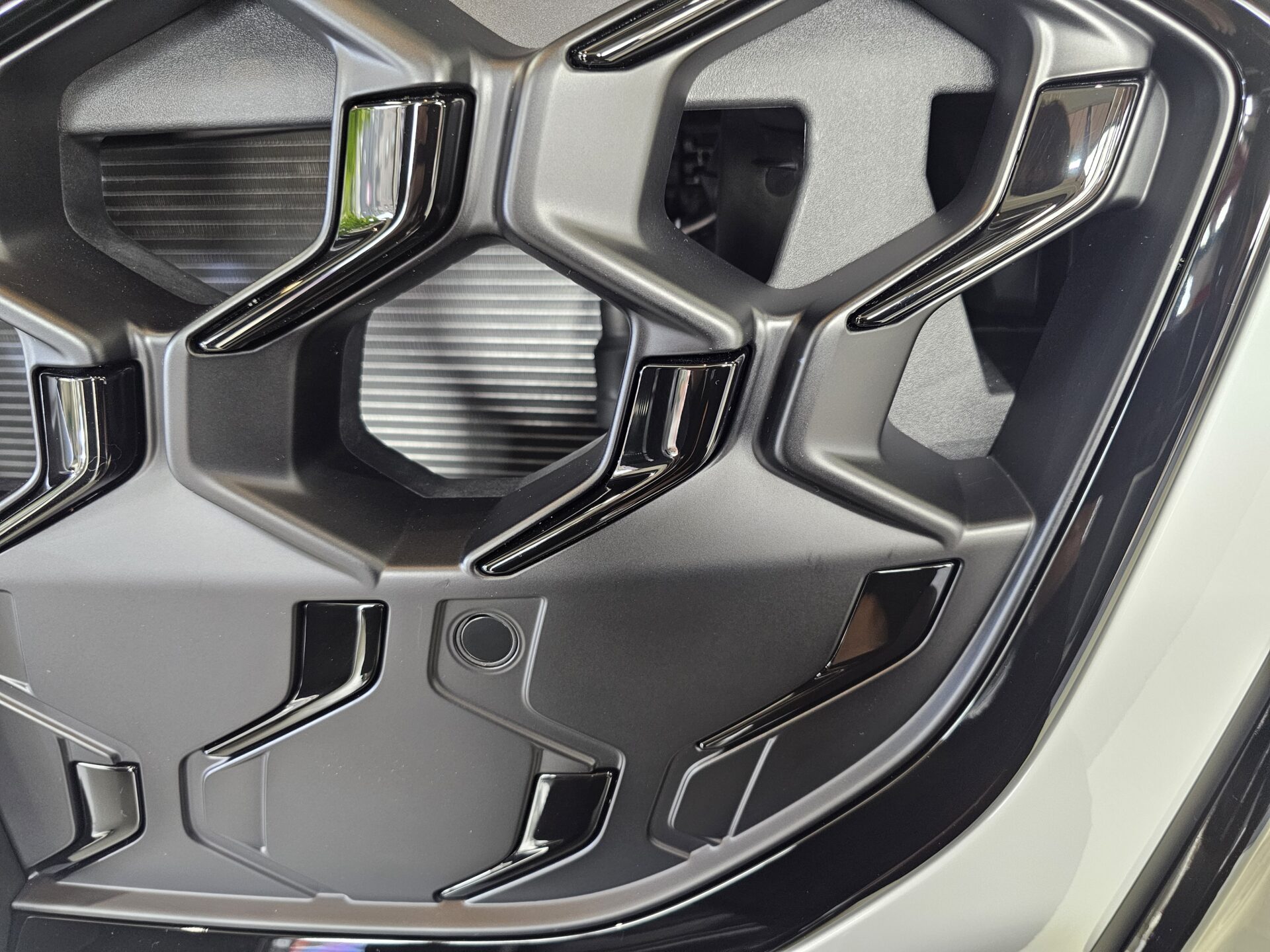 アウディSQ5スポーツバック(GU)新車 フロントグリルすっきりと