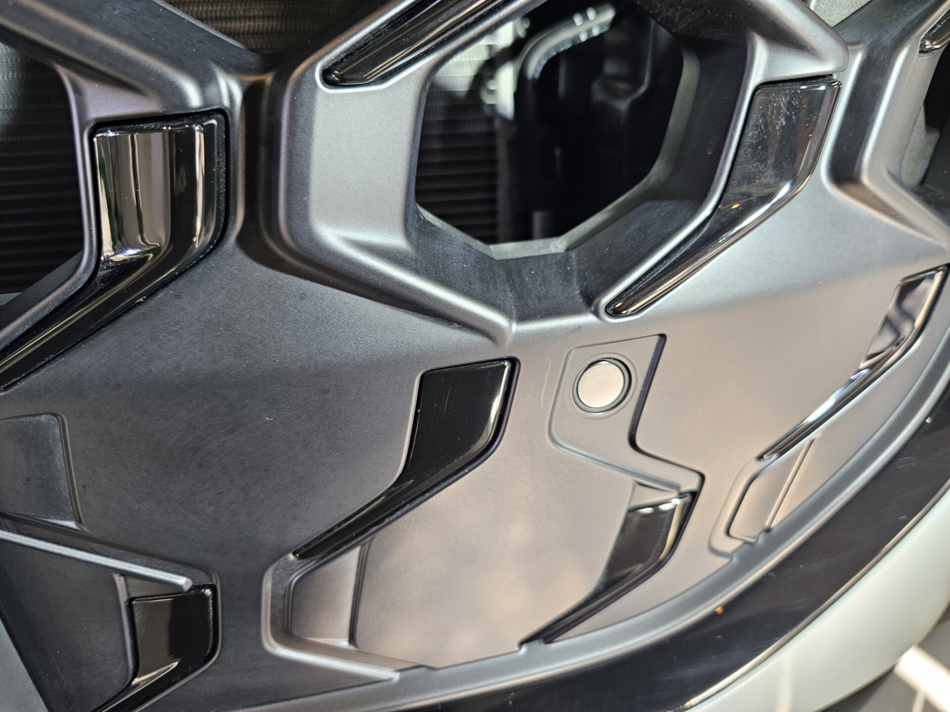 アウディSQ5スポーツバック(GU)新車 フロントグリルまだらのシミ