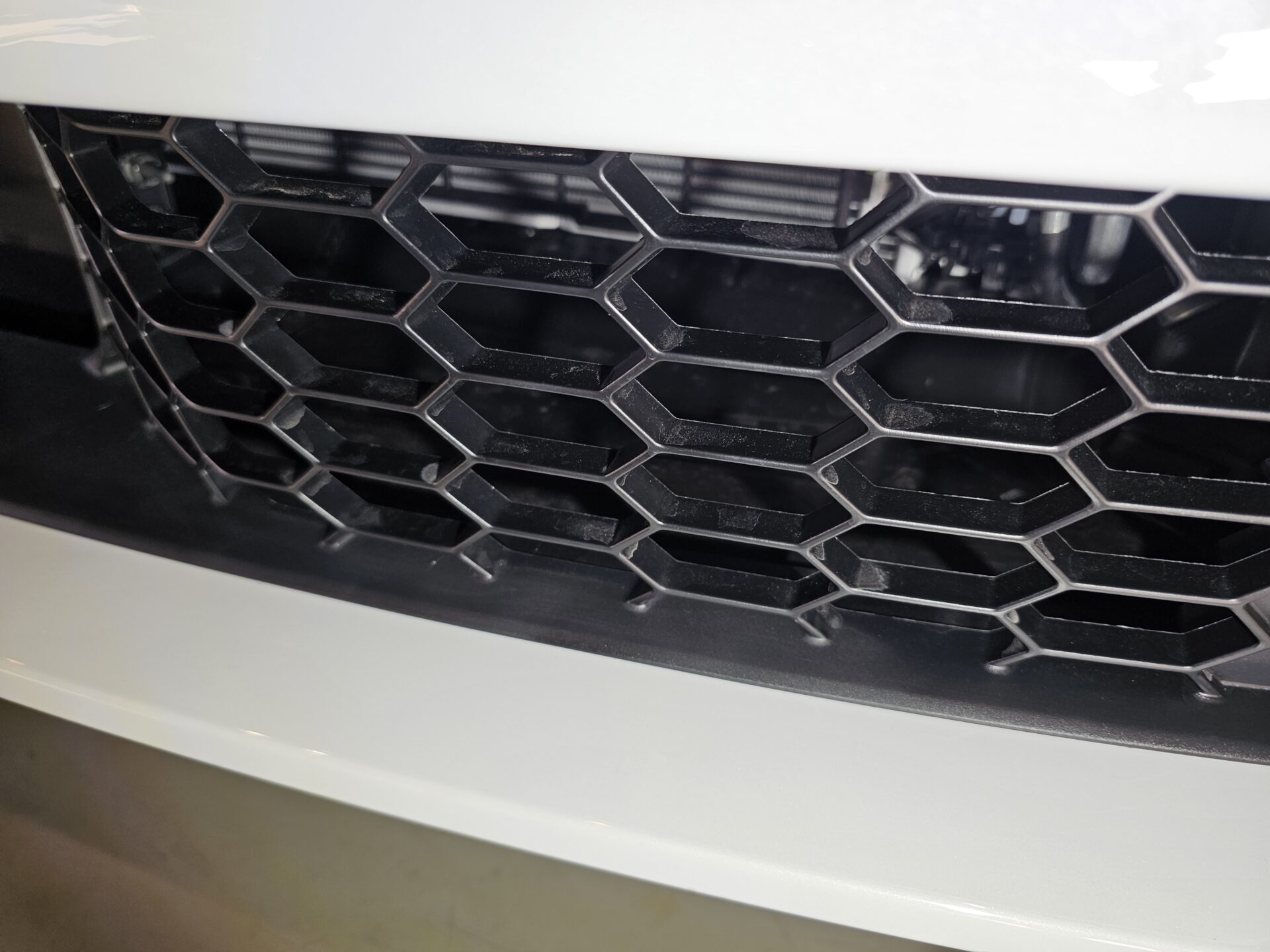 アウディSQ5スポーツバック(GU)新車 フロントグリルシミ