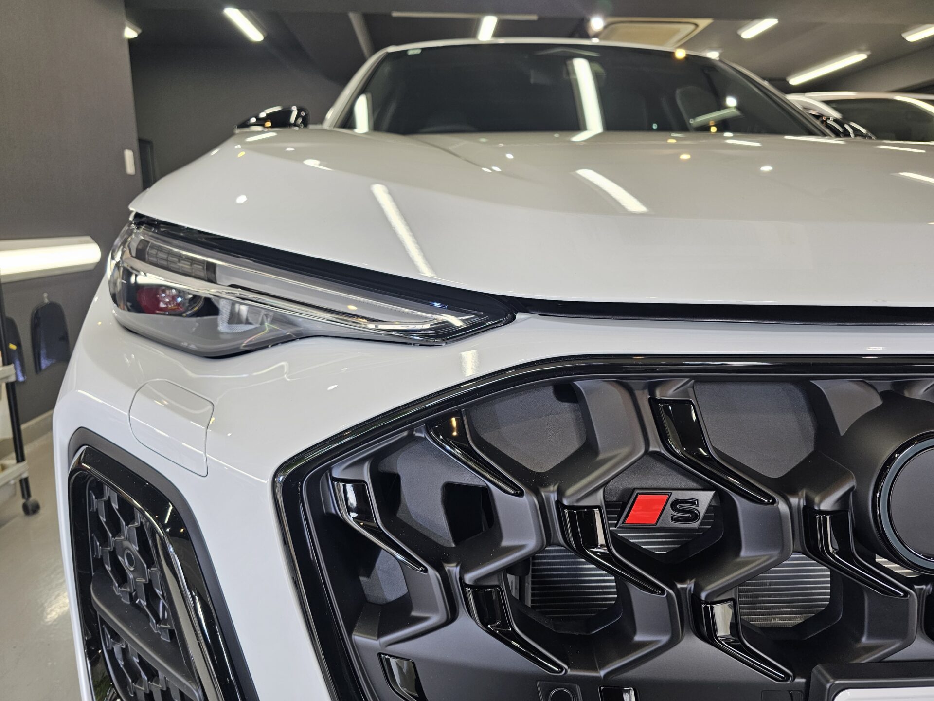 アウディSQ5スポーツバック(GU)新車 ヘッドライトスモークPPF施工前