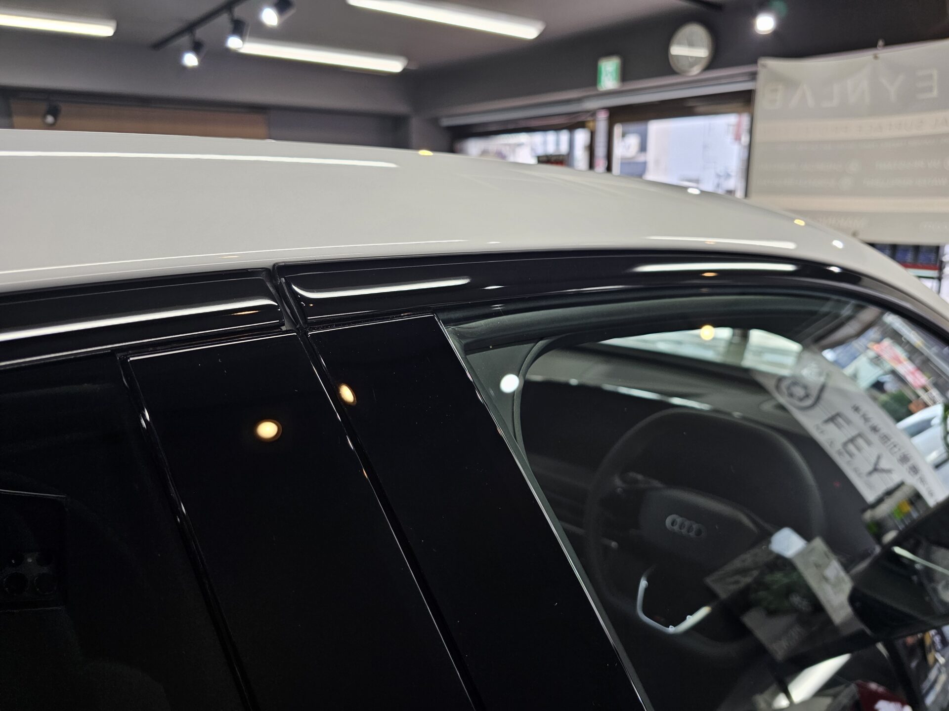 アウディSQ5スポーツバック(GU)新車 モール付着物除去