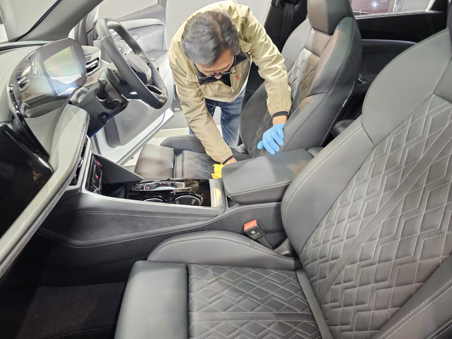 アウディSQ5スポーツバック(GU)新車 ルームクリーニング