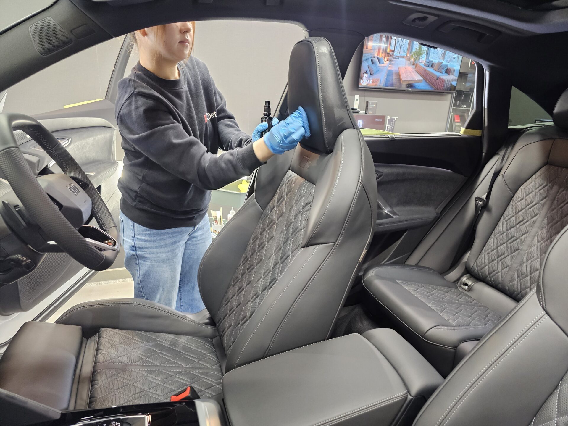 アウディSQ5スポーツバック(GU)新車 レザーシートコーティング施工風景