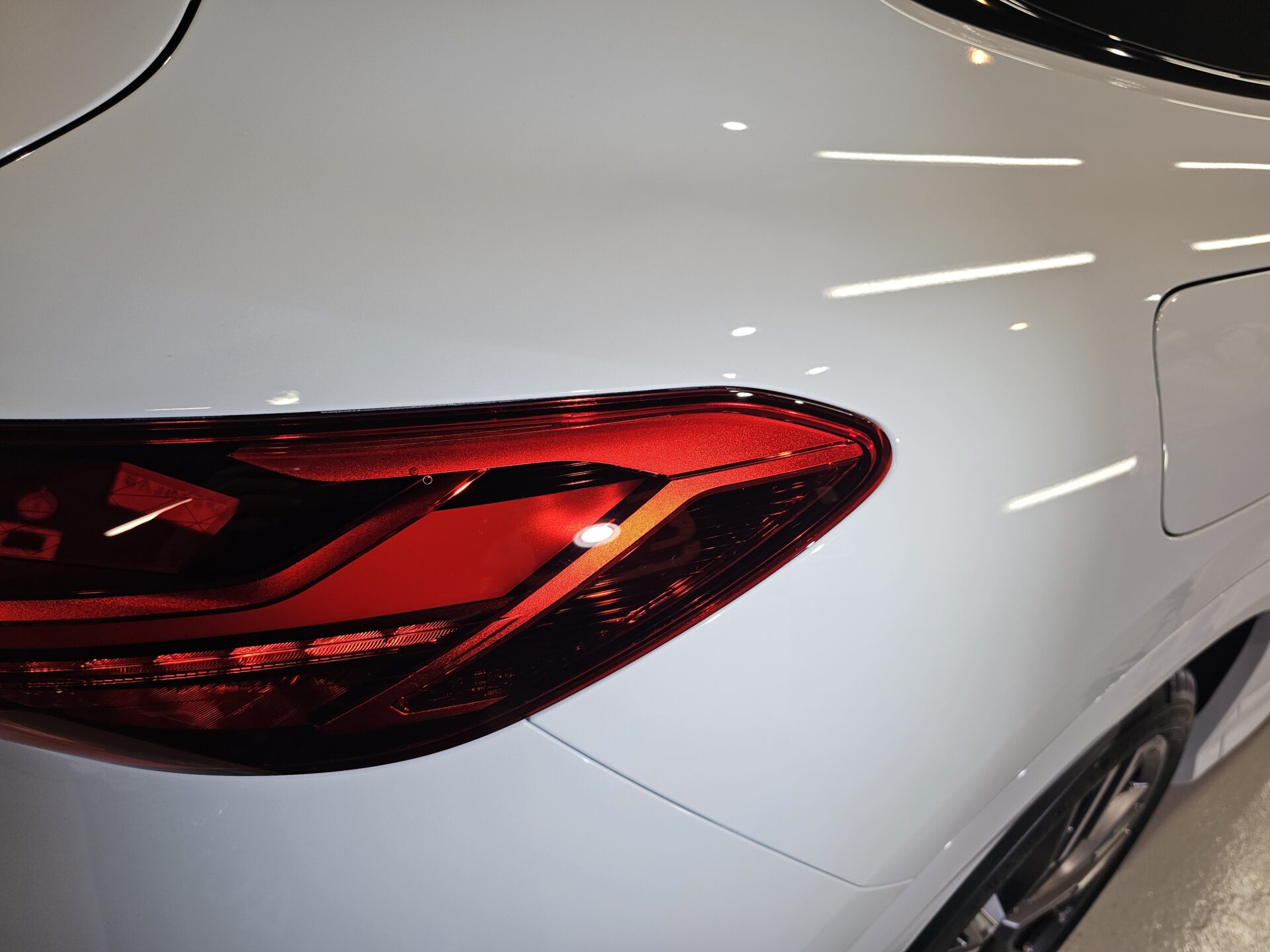 アウディSQ5スポーツバック(GU)新車 レンズ類薄傷除去