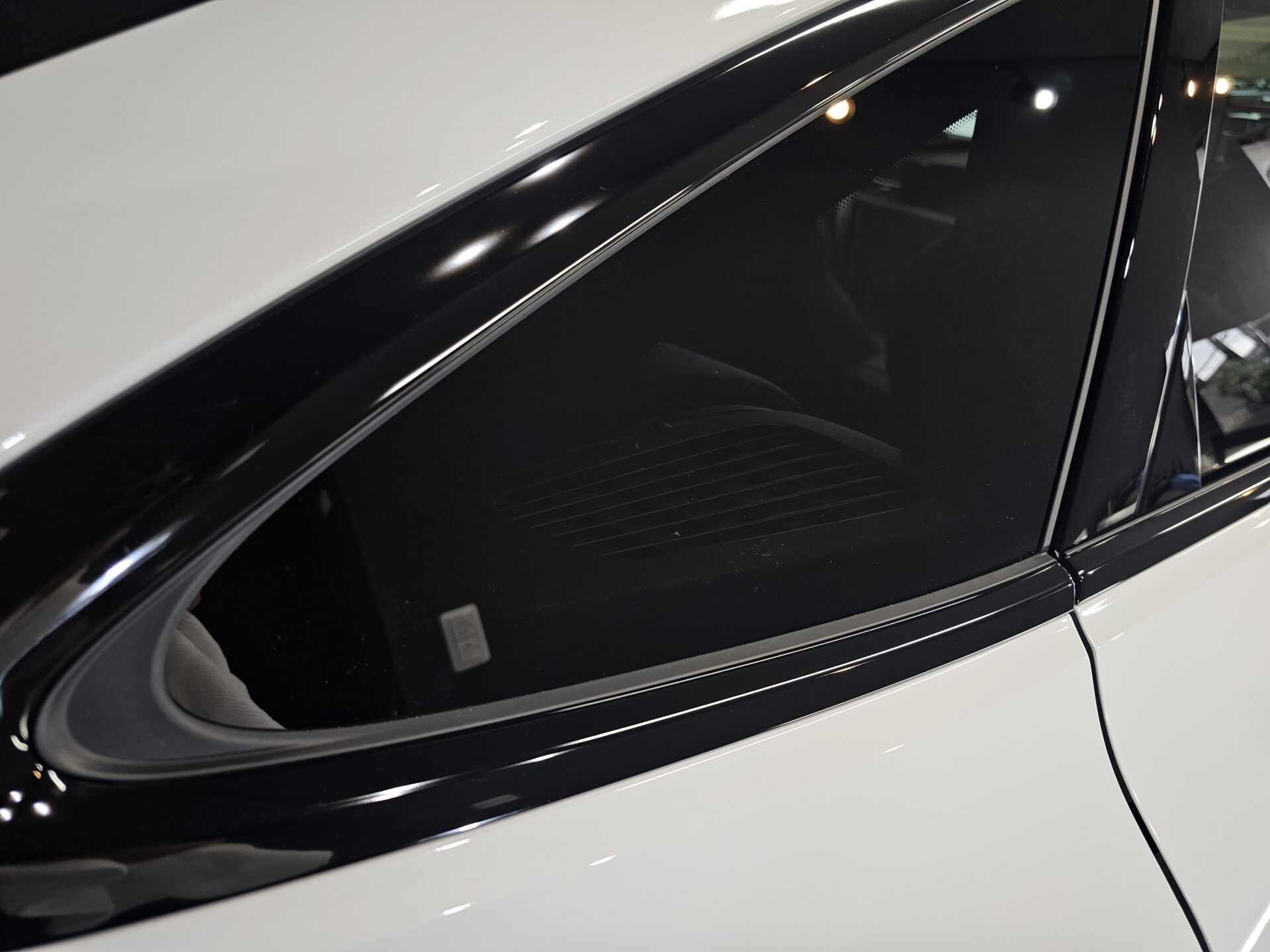 アウディSQ5スポーツバック(GU)新車 窓ガラスシミ除去