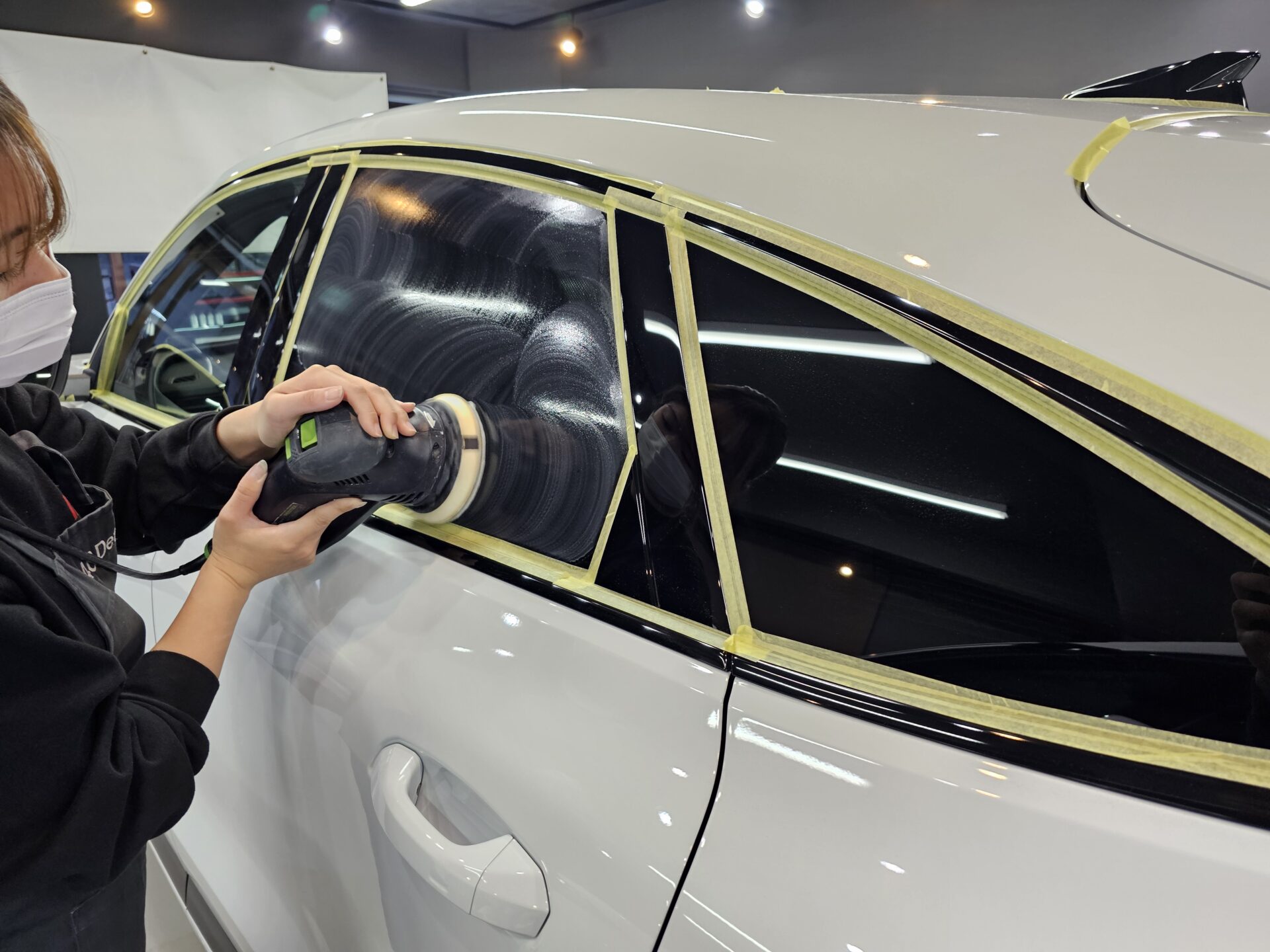 アウディSQ5スポーツバック(GU)新車 窓ガラス磨き 下地処理