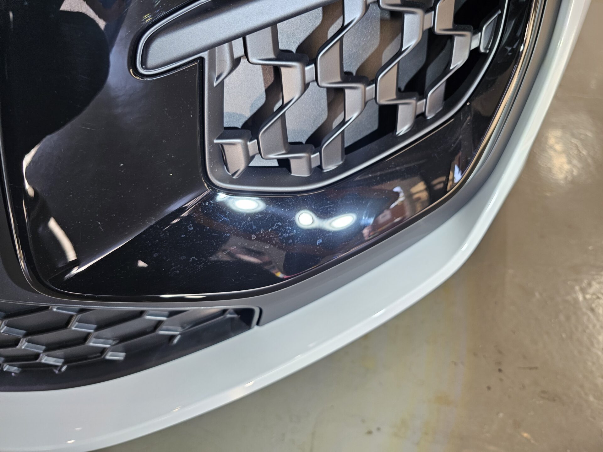 アウディSQ5スポーツバック(GU)新車 細部シミ