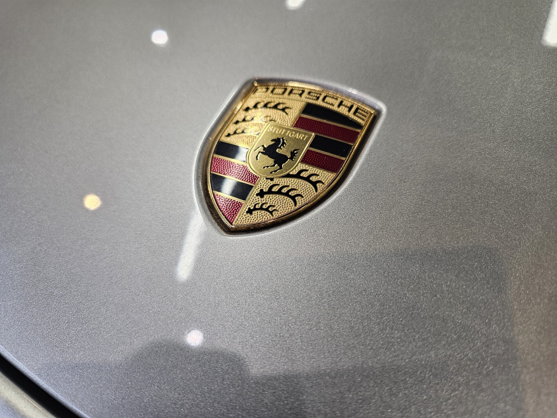 ポルシェ911GT3ツーリング(991) エンブレム隙間汚れ