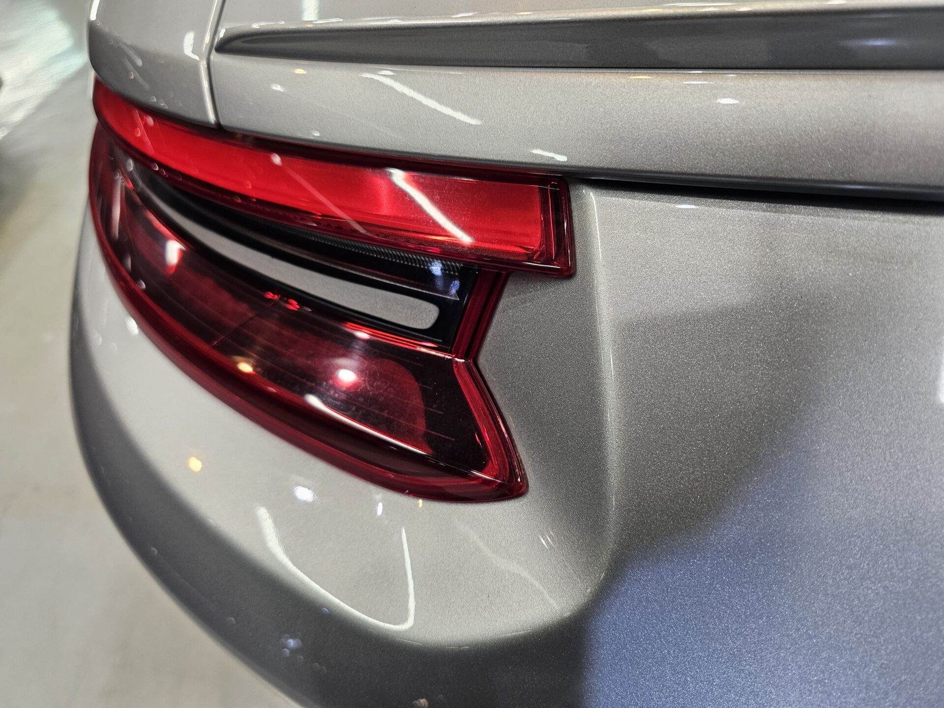 ポルシェ911GT3ツーリング(991) テールライト薄傷シミ