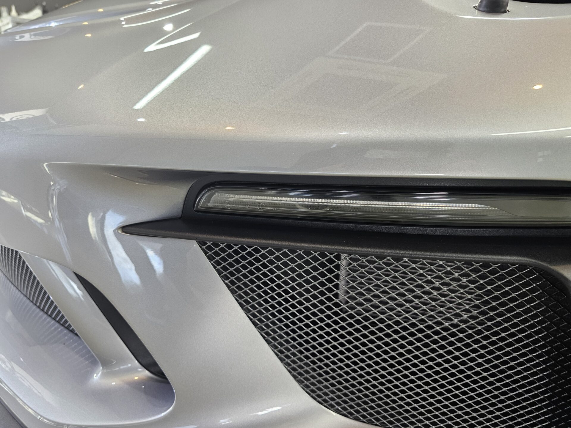 ポルシェ911GT3ツーリング(991) ライトレンズ類付着物除去