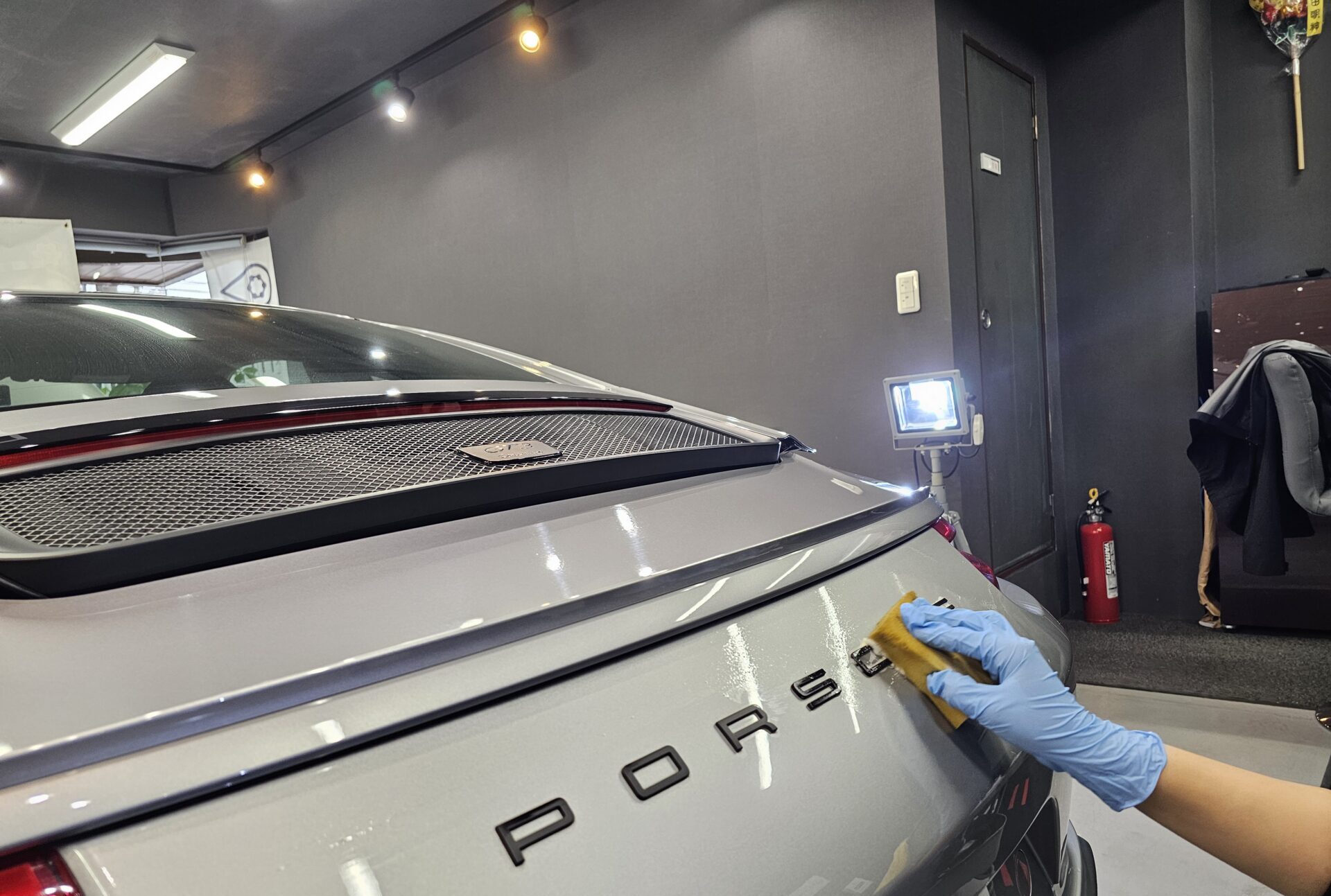 ポルシェ911GT3ツーリング(991) リアエンブレムクリーニング