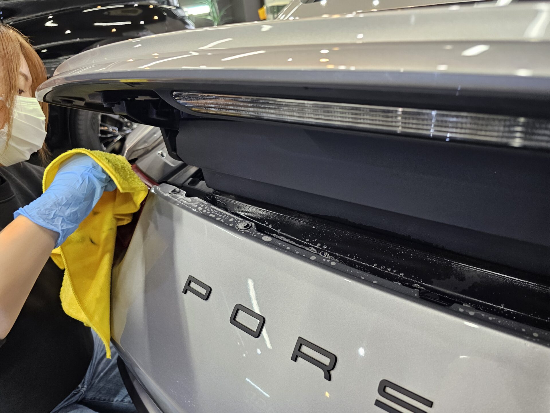 ポルシェ911GT3ツーリング(991) リアスポイラー内側清掃