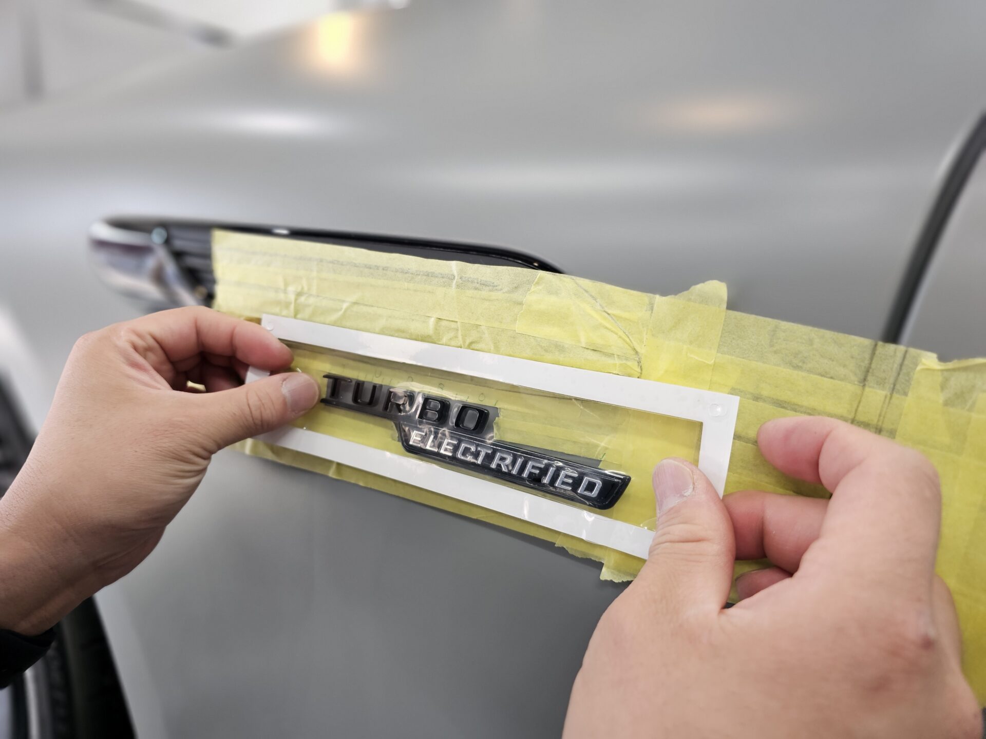 メルセデスベンツAMG SL43 アルペングレー エンブレム交換