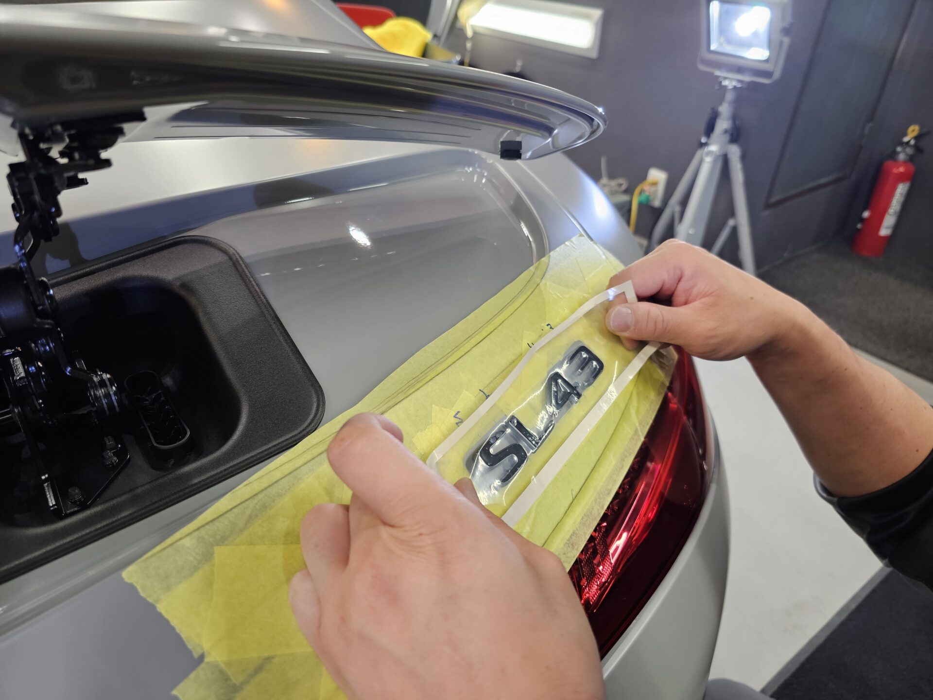 メルセデスベンツAMG SL43 アルペングレー エンブレム取付