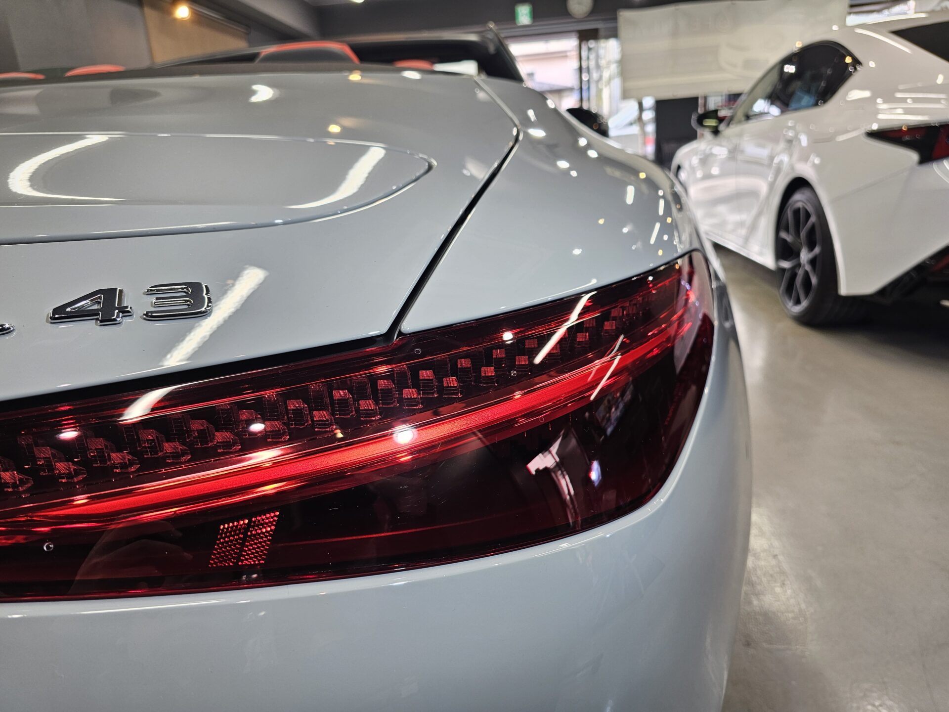 メルセデスベンツAMG SL43 アルペングレー テールレンズも綺麗に