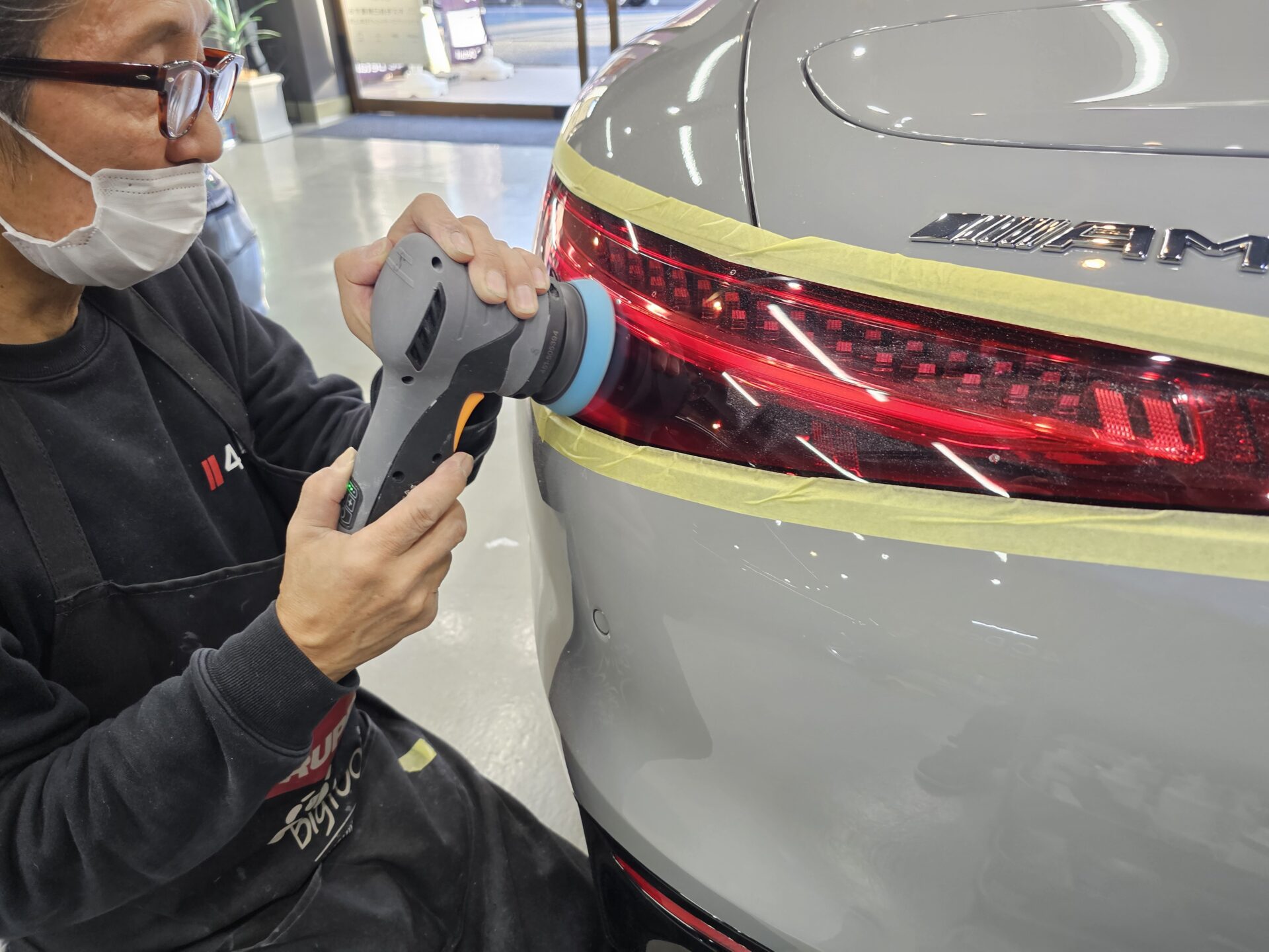 メルセデスベンツAMG SL43 アルペングレー テールレンズ磨き