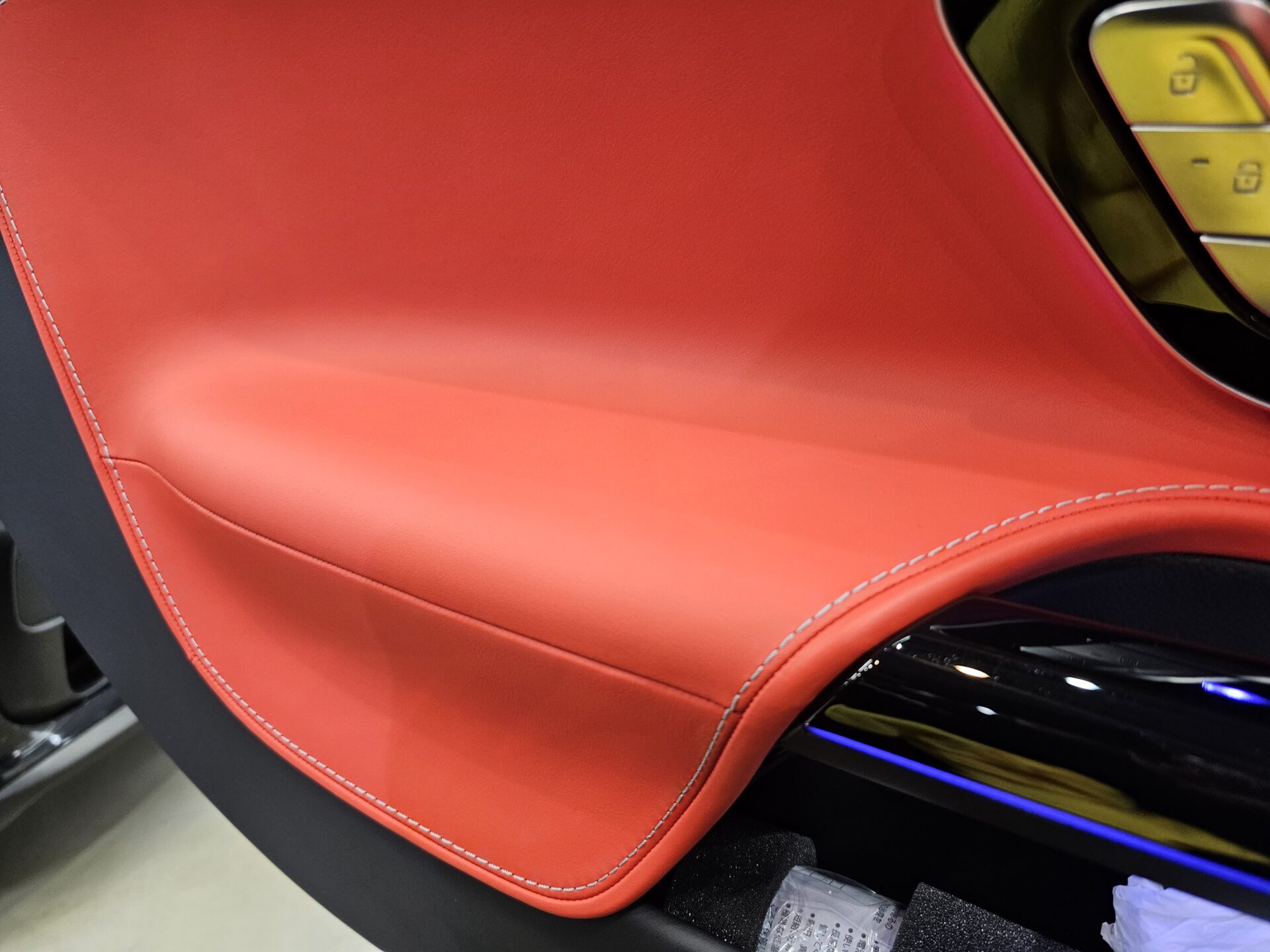 メルセデスベンツAMG SL43 アルペングレー ドアトリムレザークリーニング後